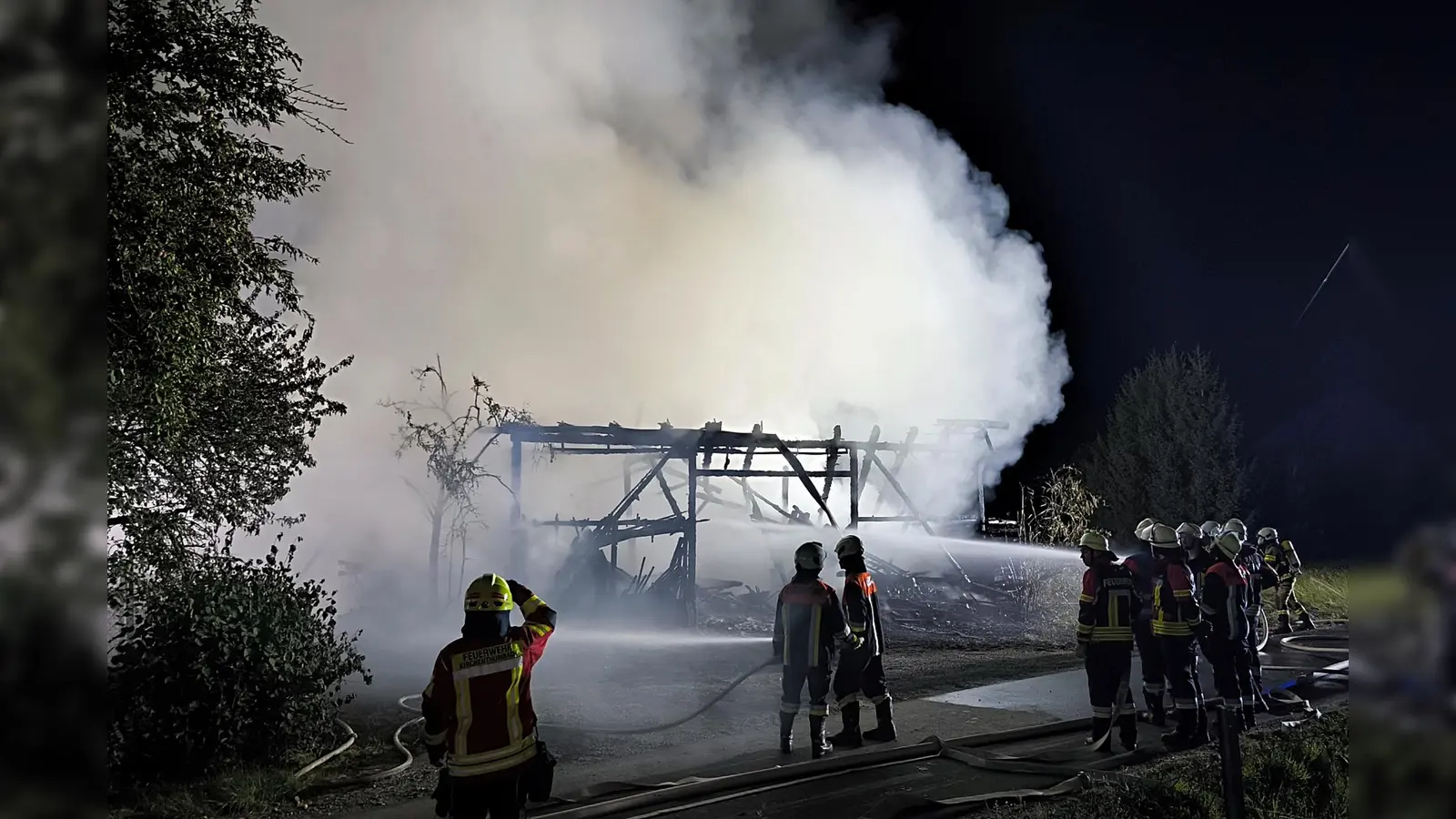 In der Erstmeldung war von einem Waldbrand die Rede, doch dann stellte sich heraus, dass eine Scheune in Flammen stand. (Symbolbild: jma)