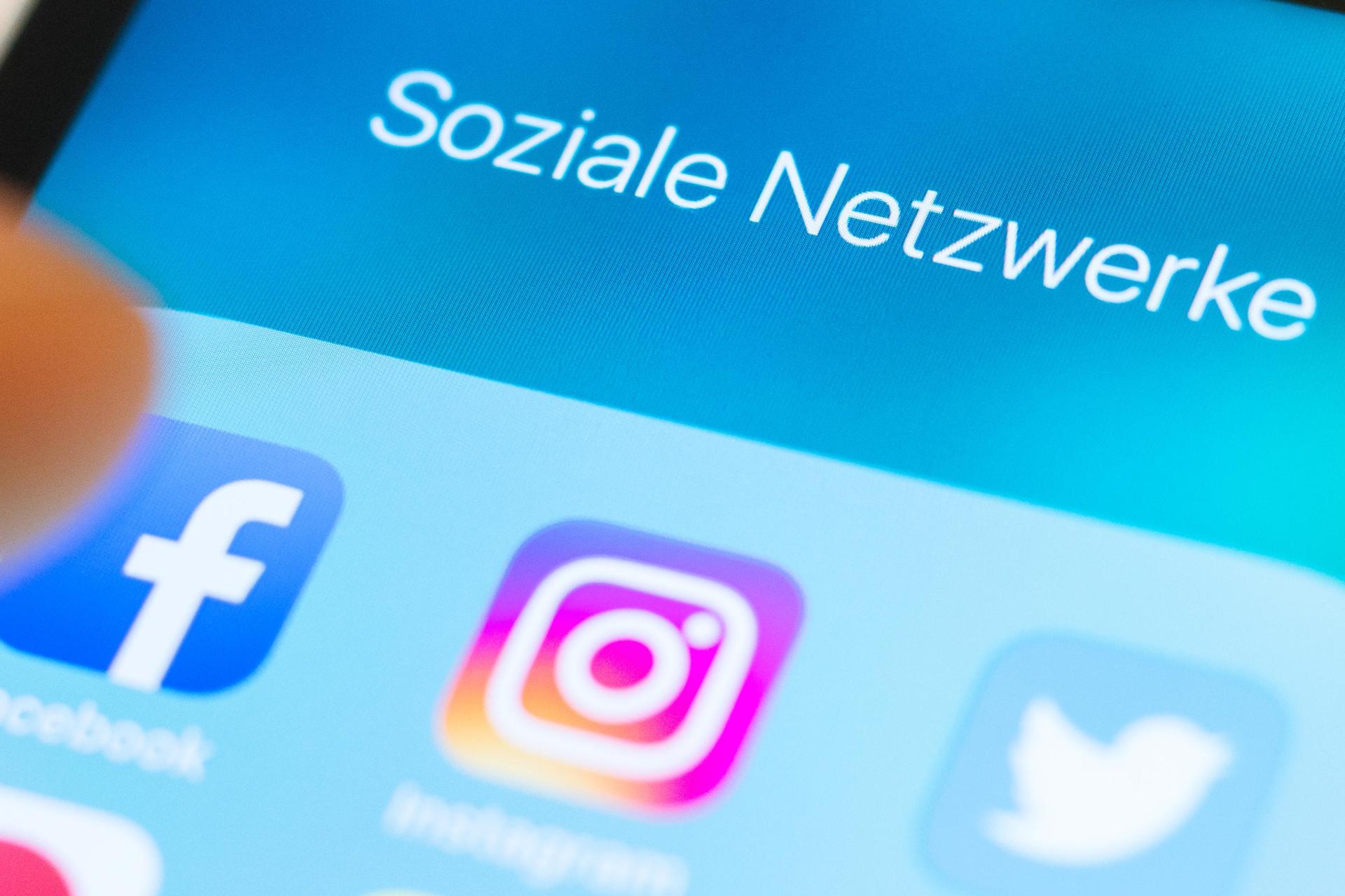 Endlos kann man dort durch Fotos und Reels auf Instagram scrollen. Die Reporterin Stefanie wollte aus dem Karussell aussteigen und hat Instagram gelöscht.  (Symbolbild: Robert Günther)