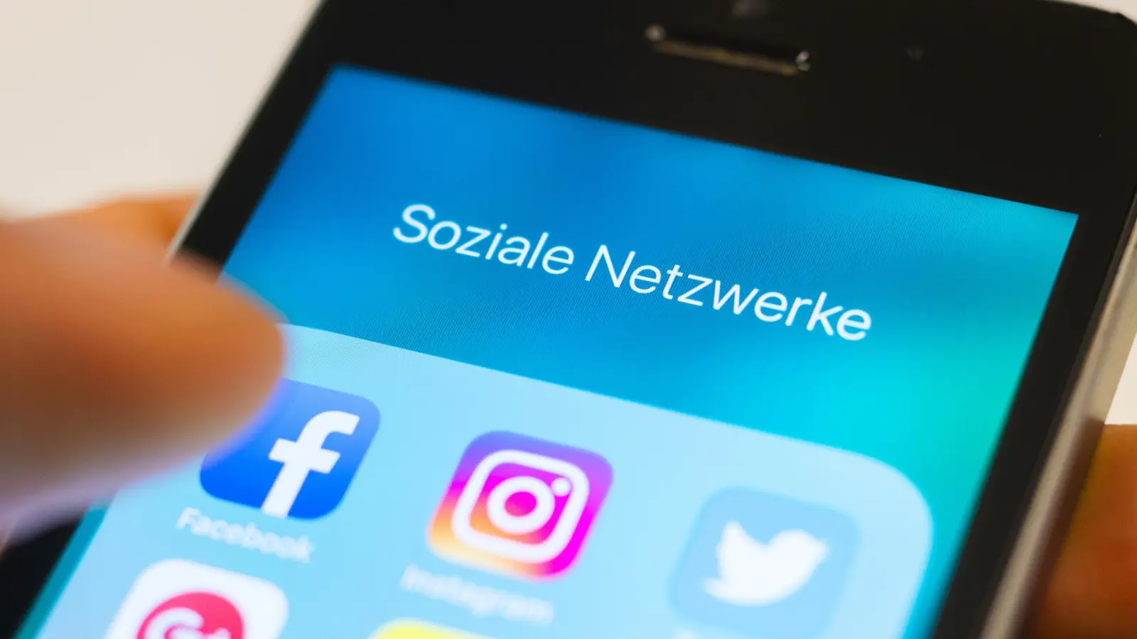 Endlos kann man dort durch Fotos und Reels auf Instagram scrollen. Die Reporterin Stefanie wollte aus dem Karussell aussteigen und hat Instagram gelöscht.  (Symbolbild: Robert Günther)