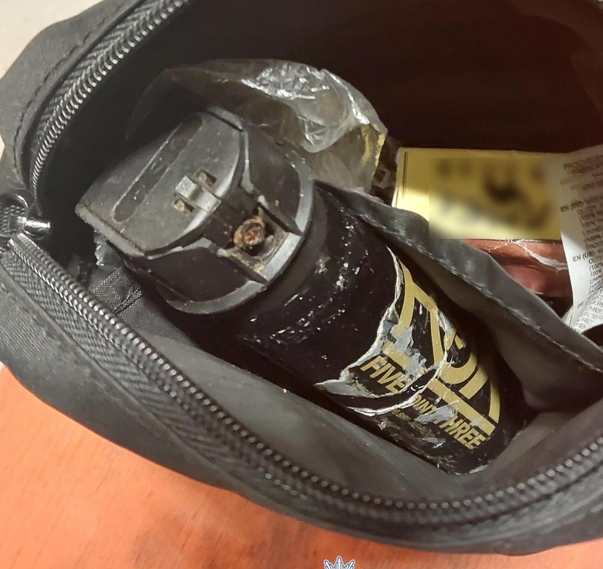 Beamte der Bundespolizeiinspektion Waidhaus haben am Donnerstag bei Grenzkontrollen auf der A 6 zwei verbotene Reizstoffsprühgeräte in einem Transporter aufgefunden.  (Bild: Bundespolizei)