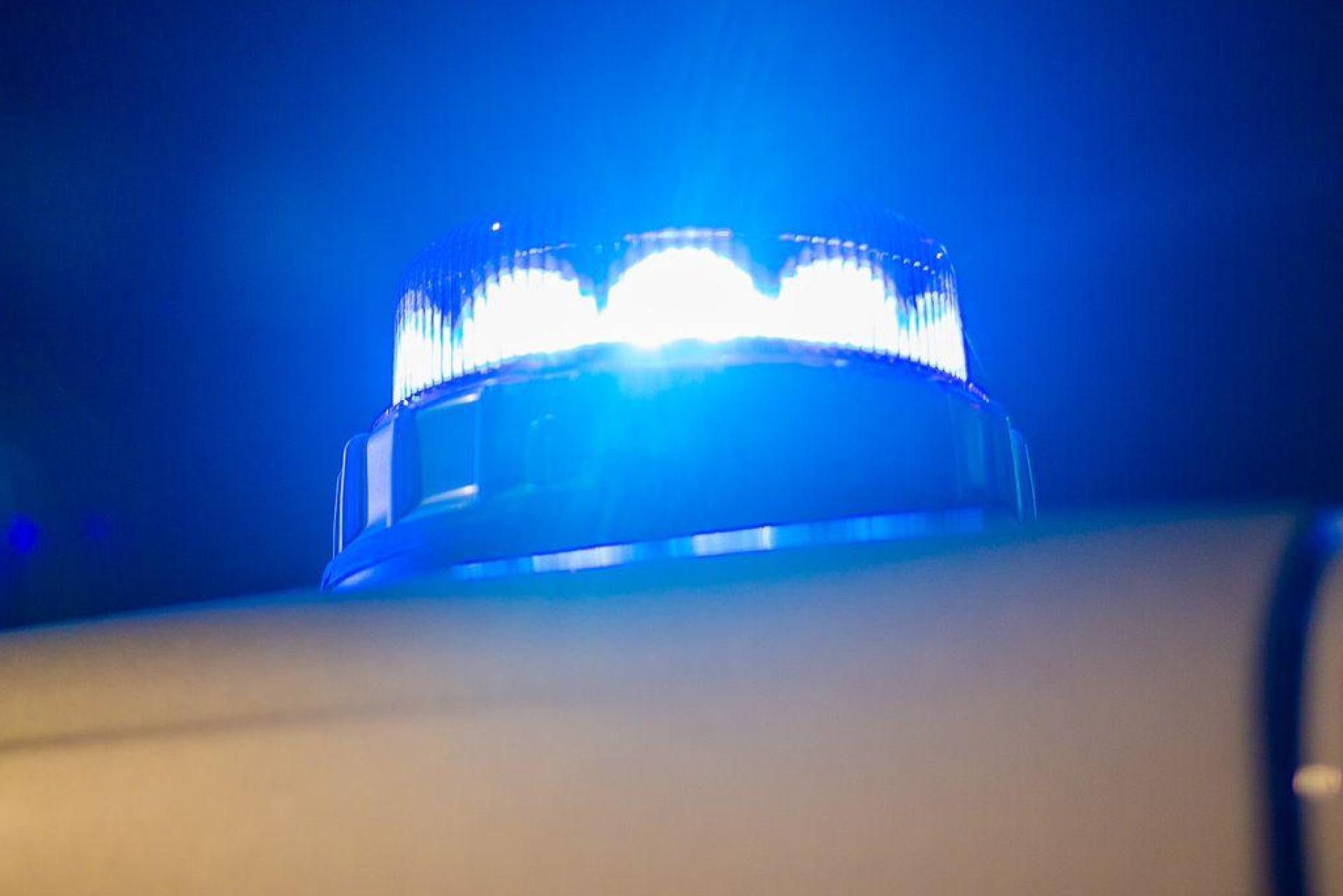 Ein Blaulicht leuchtet auf dem Dach eines Polizeifahrzeugs. (Bild: Fernando Gutierrez-Juarez/dpa/Symbolbild)