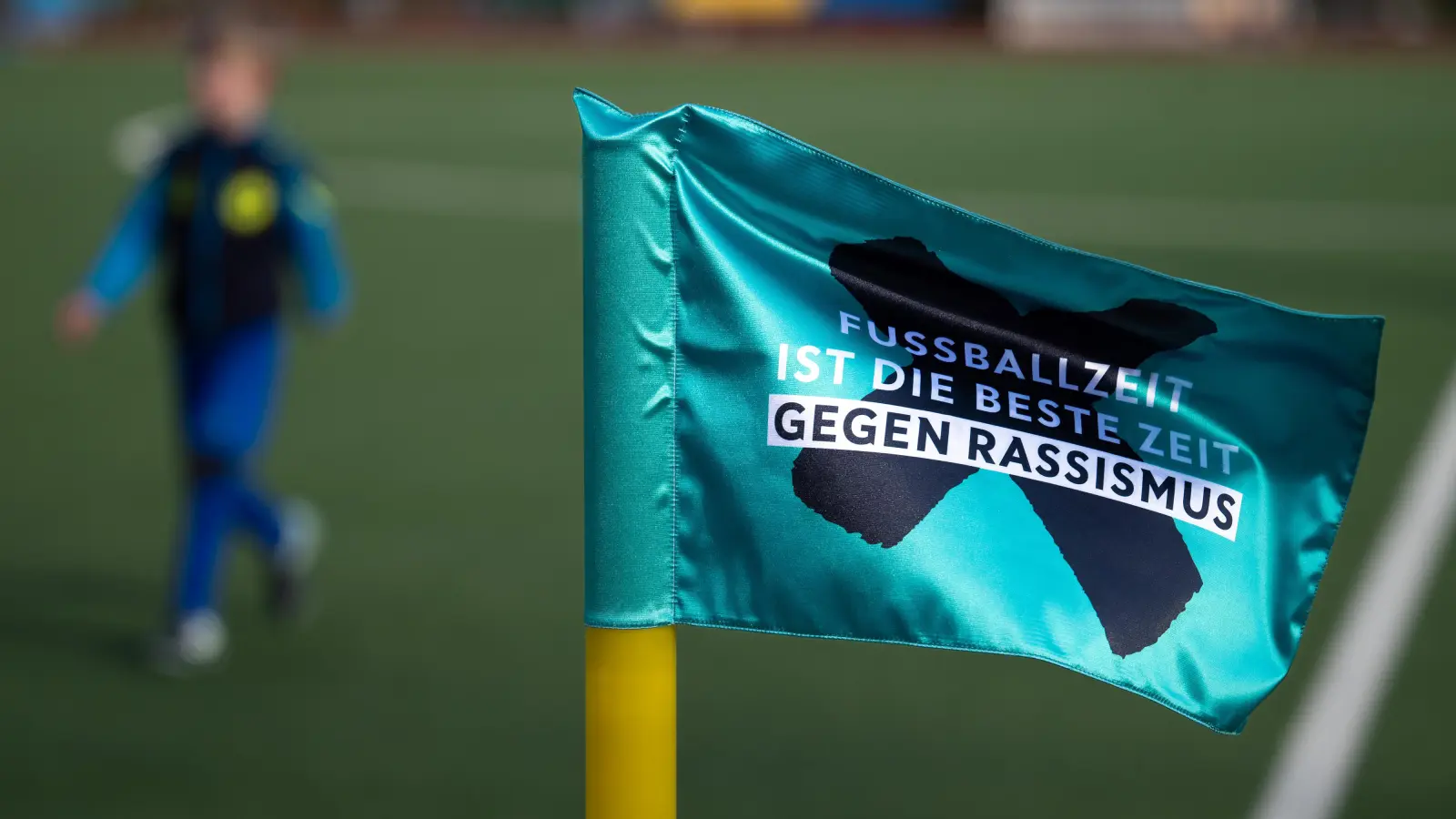 Ein Zuschauer hat am Sonntag das Punktspiel in der Kreisklasse Ost zwischen der DJK Irchenrieth und DJK Weiden in Irchenrieth einen Spieler rassistisch beleidigt.  (Symbolbild: Soeren Stache)