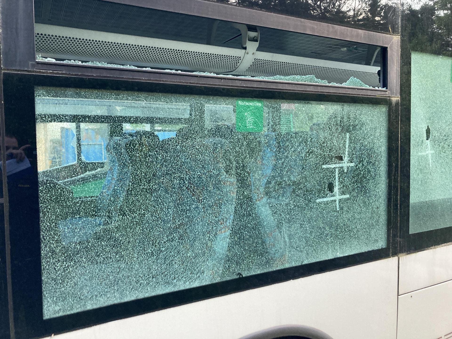 Unbekannte werfen und schlagen die Scheiben dieses Busses ein. (Bild: Polizei Schwandorf )