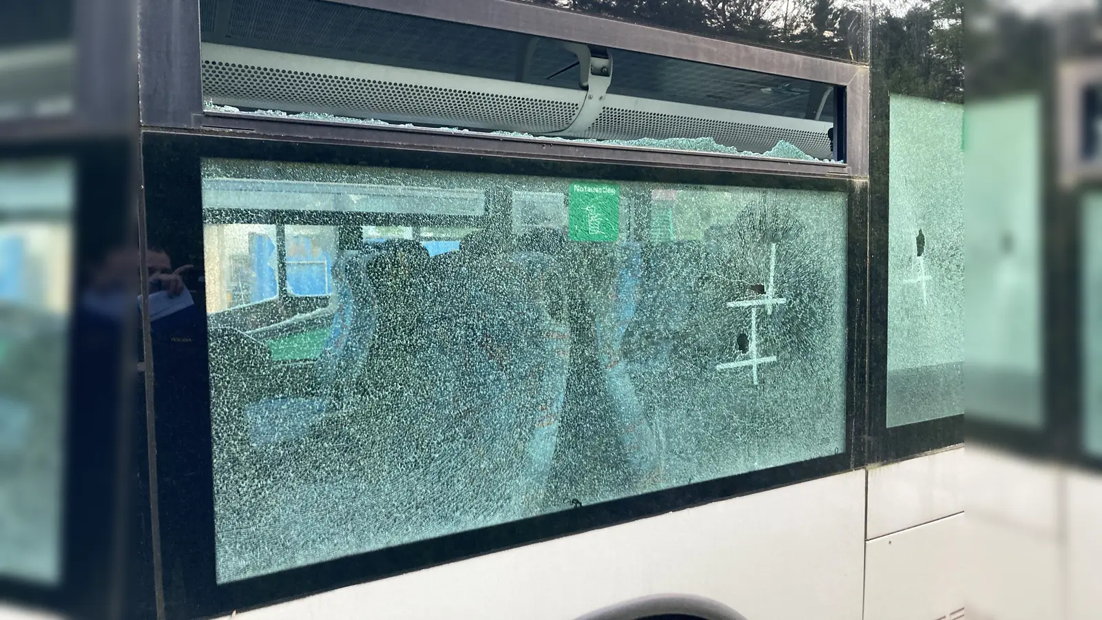 Unbekannte werfen und schlagen die Scheiben dieses Busses ein. (Bild: Polizei Schwandorf )