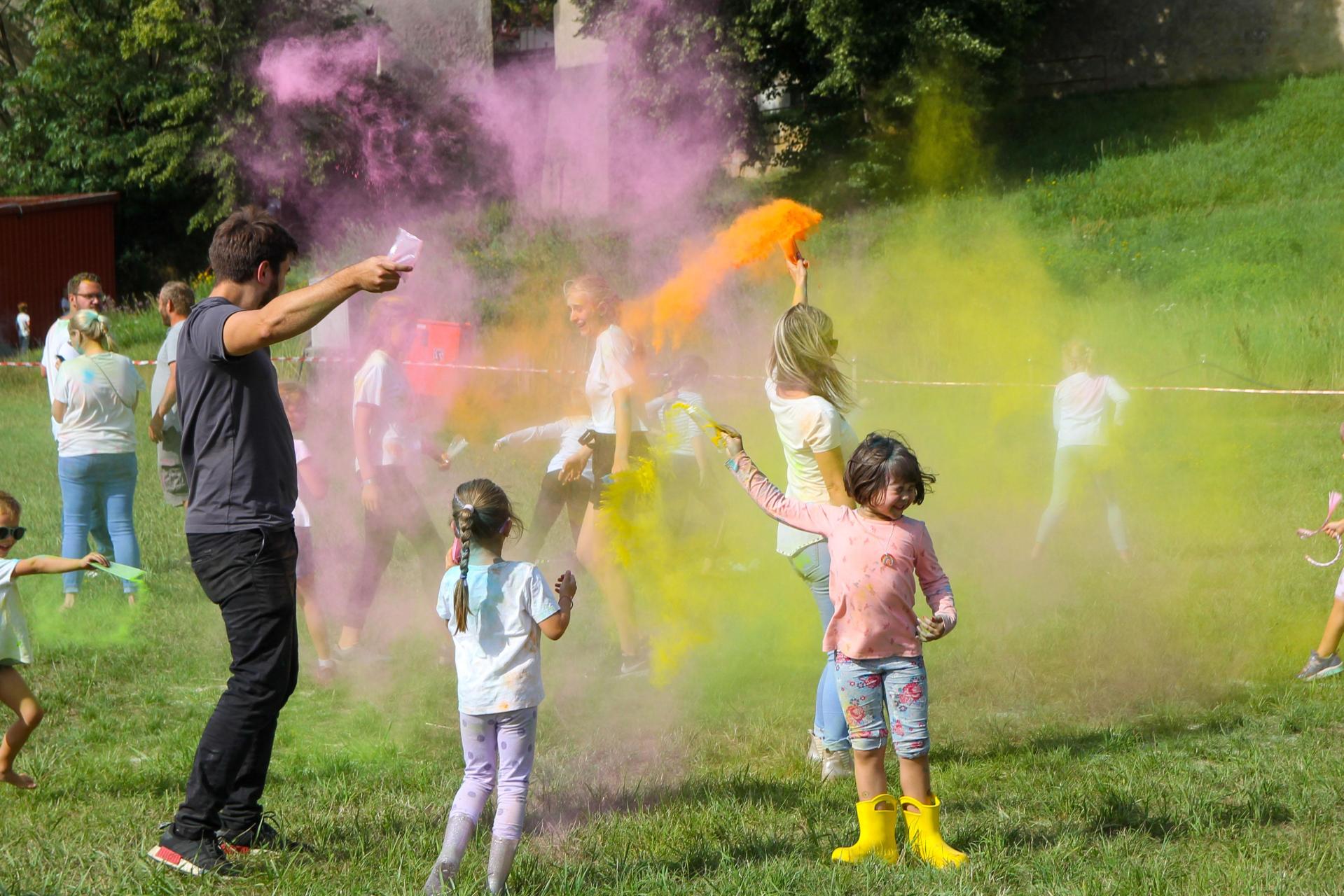 So war das Holi-Festival in Mantel. (Bild: Lea Stecher)