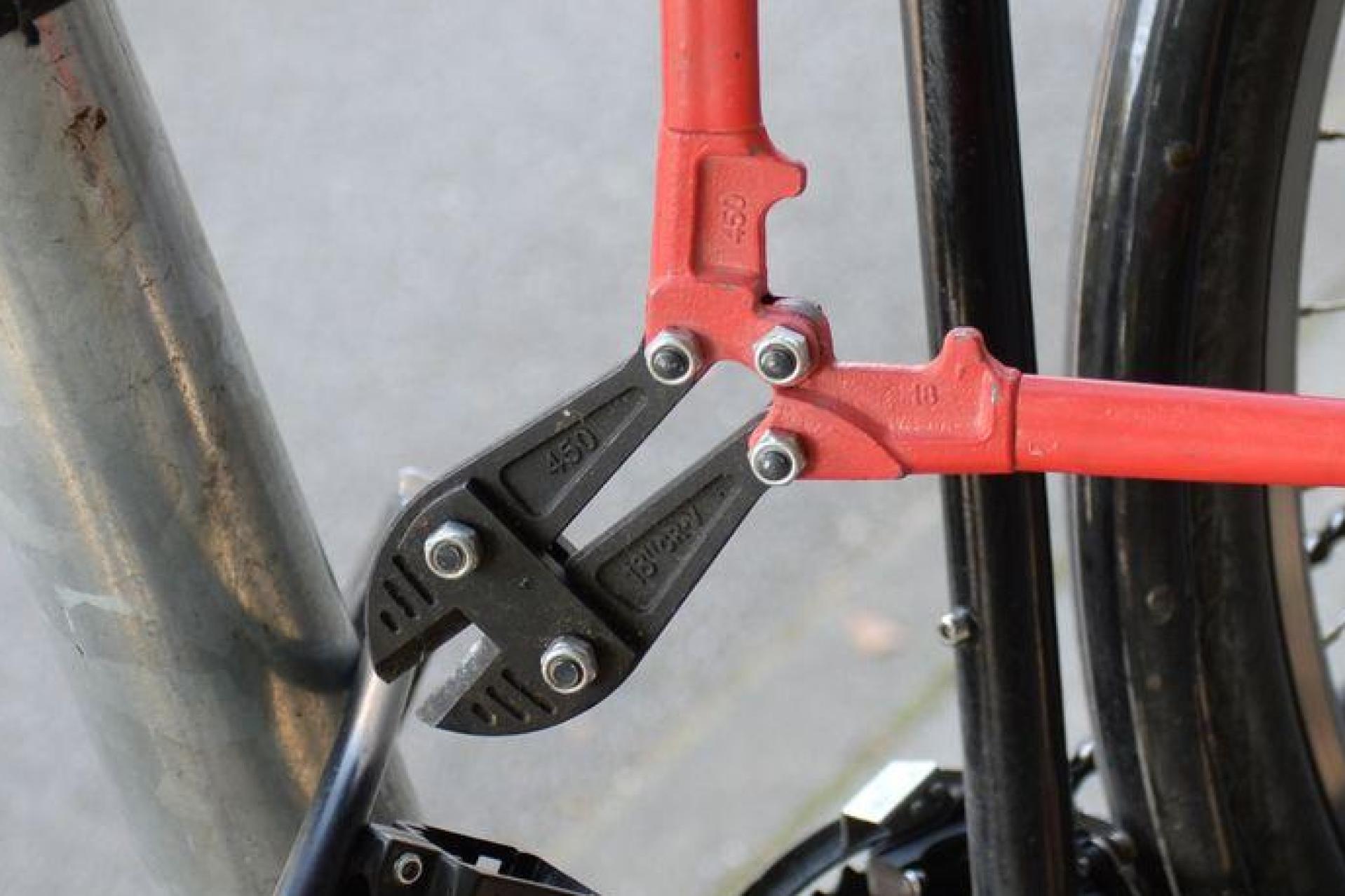 Ein Fahrrad wurde im Stockerhutweg in Weiden gestohlen.  (Symbolbild: Andreas Gebert/dpa/Illustration)