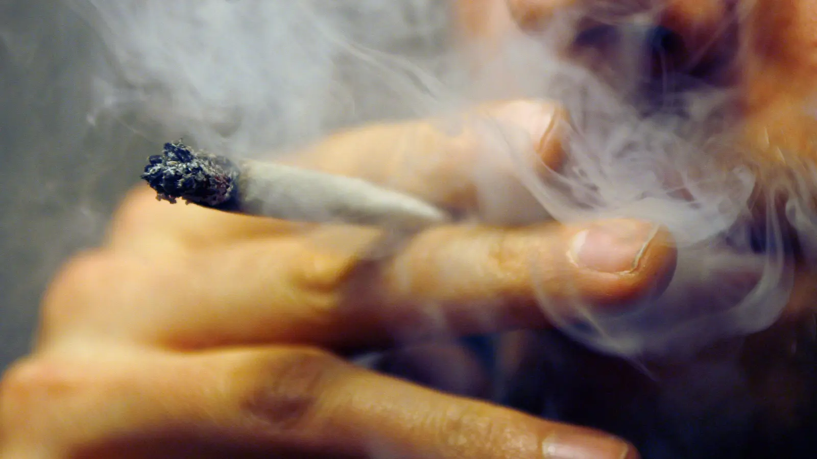 Mit Haschisch und Marihuana im Auto wollte ein Fahrer in Waidhaus nach Deutschland einreisen. (Symbolbild: Daniel Karmann/dpa)