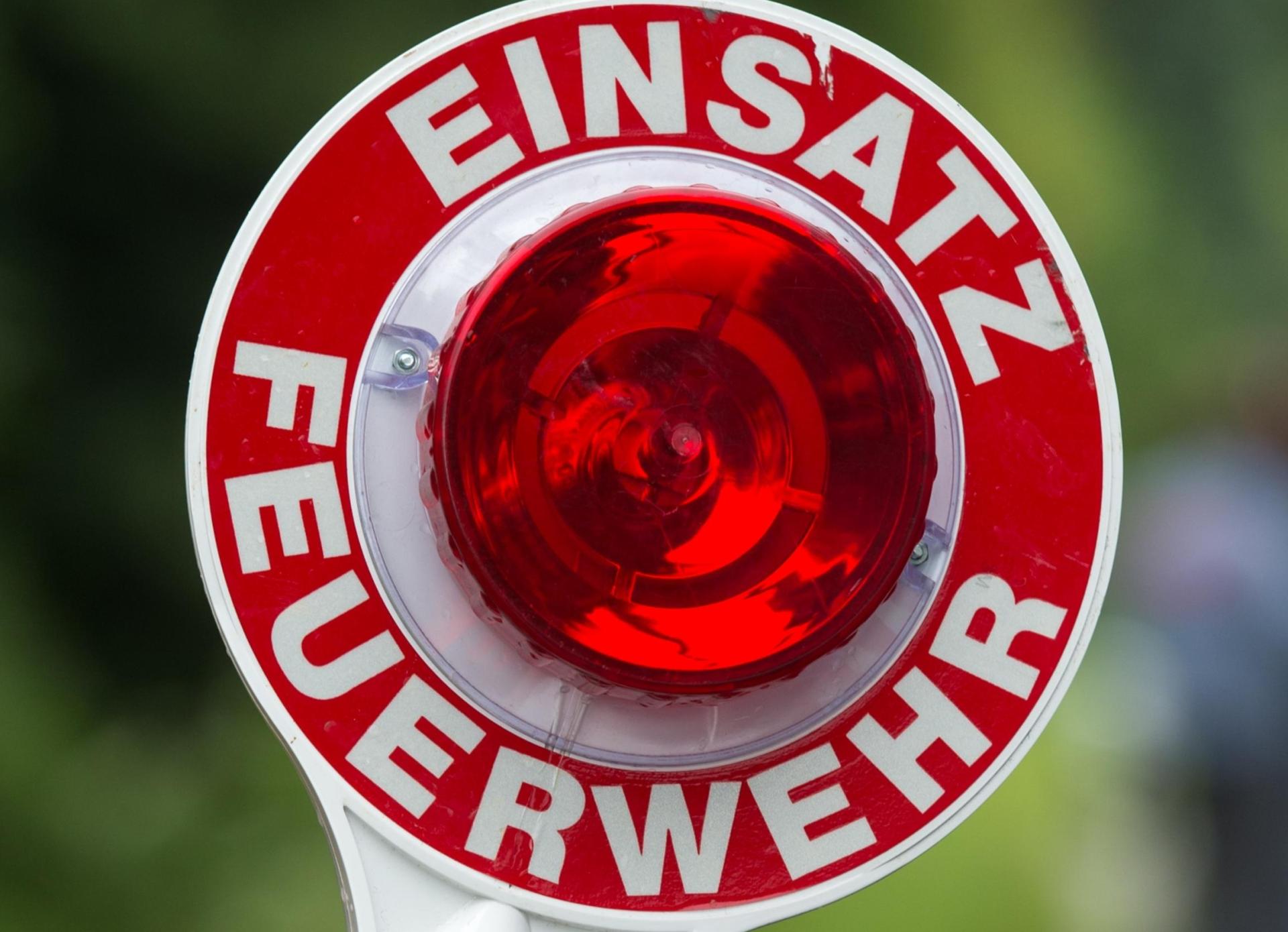 Die Feuerwehr ist derzeit in Rückersrieth bei Moosbach im Einsatz. (Symbolbild: Armin Weigel/dpa)