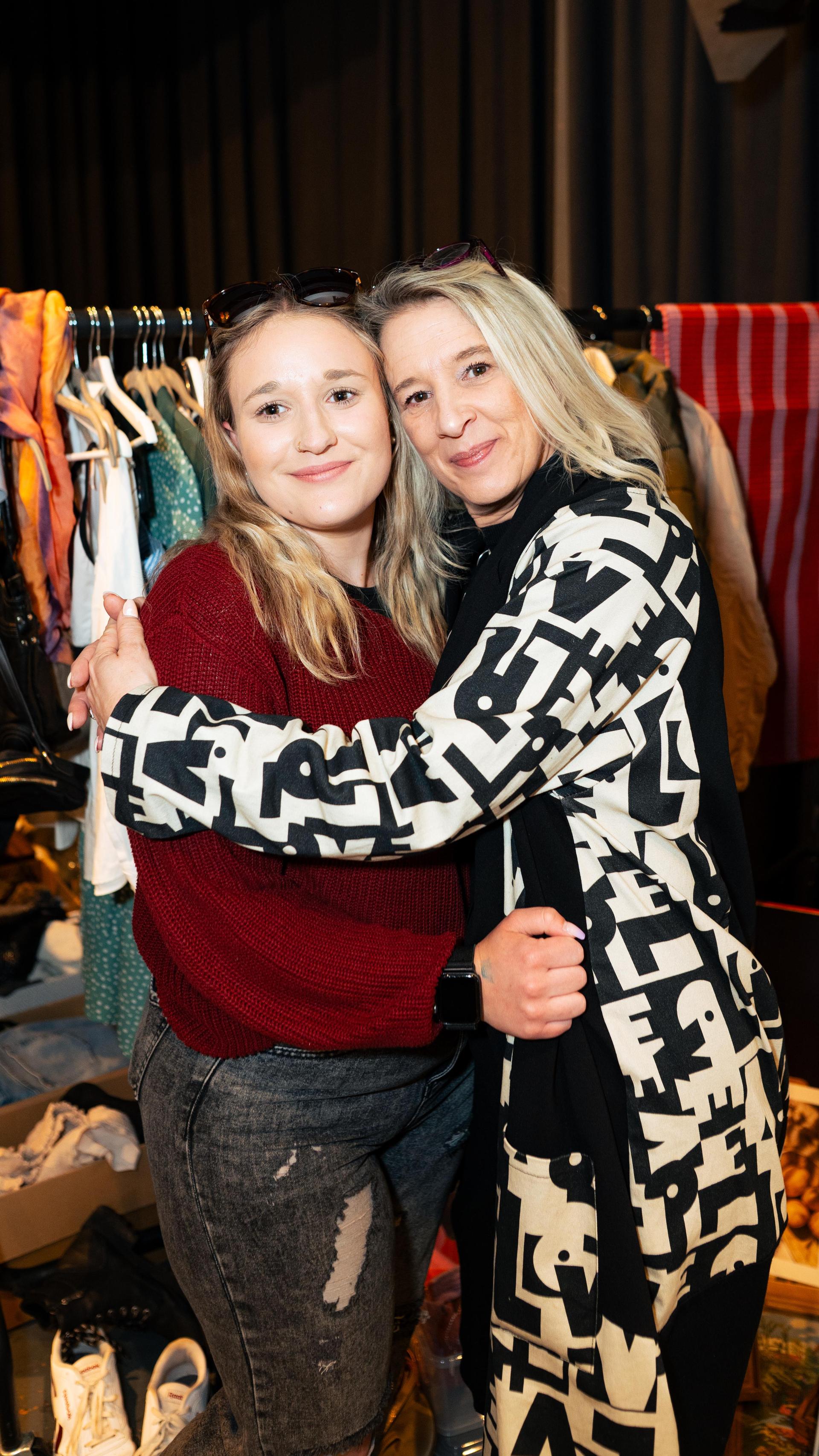 Beim Nachtflohmarkt am Freitag in Neustadt/WN herrschte bis 22 Uhr reges Treiben. (Bild: Hannes Stock)