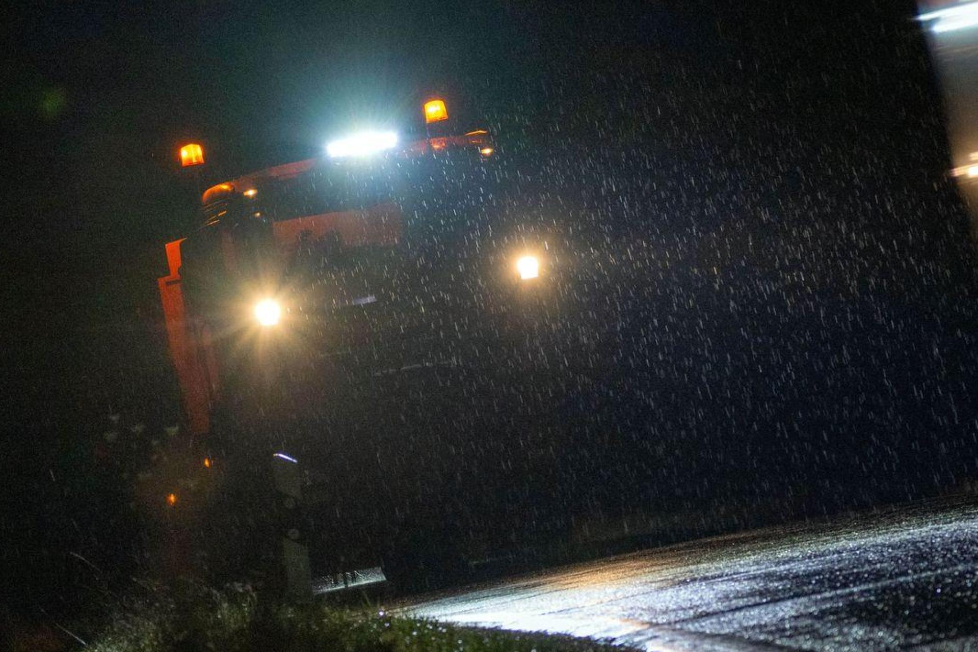 Vom Sonntagabend bis Montagvormittag ist in weiten Teilen Bayerns mit Glatteis zu rechnen.  (Symbolbild: Pia Bayer/dpa)