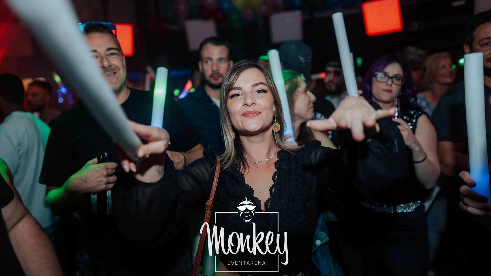 DJane Stella und DJ Roomman sorgen für den passenden Beat bei der Ü-30-Night im Monkey. (Bild: Sebastian Reiter)