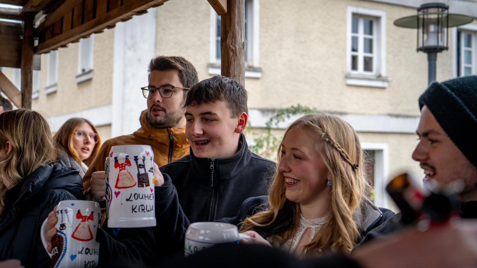 Im Kirwawagen geht es durch den ganzen Ort. (Bild: knz)