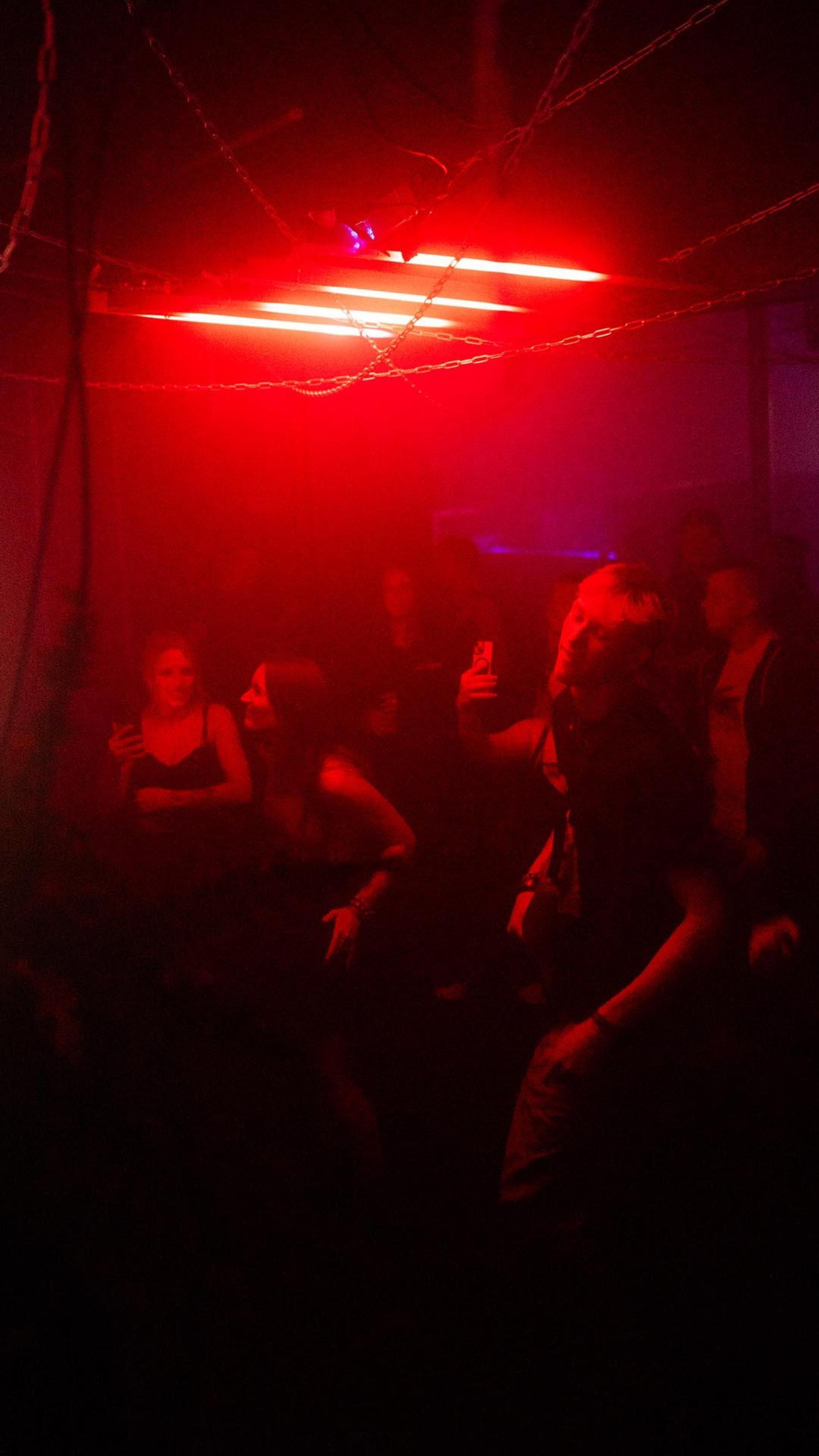 Fotograf Hannes Stock hat die Bilder der Nacht aus dem Paradox in Weiden mitgebracht. (Bild: Hannes Stock)