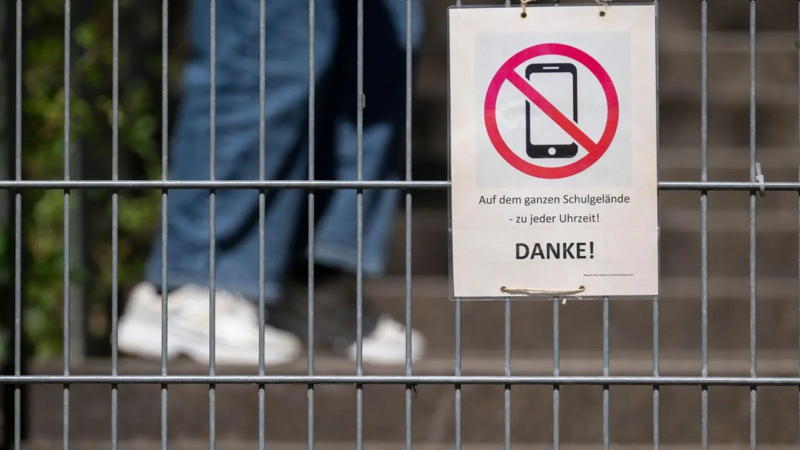 Längst gibt es Schulen mit Handyverbot. Allerdings ist die Situation in den einzelnen Bundesländern unterschiedlich. (Symbolbild) (Bild: Marijan Murat/dpa)