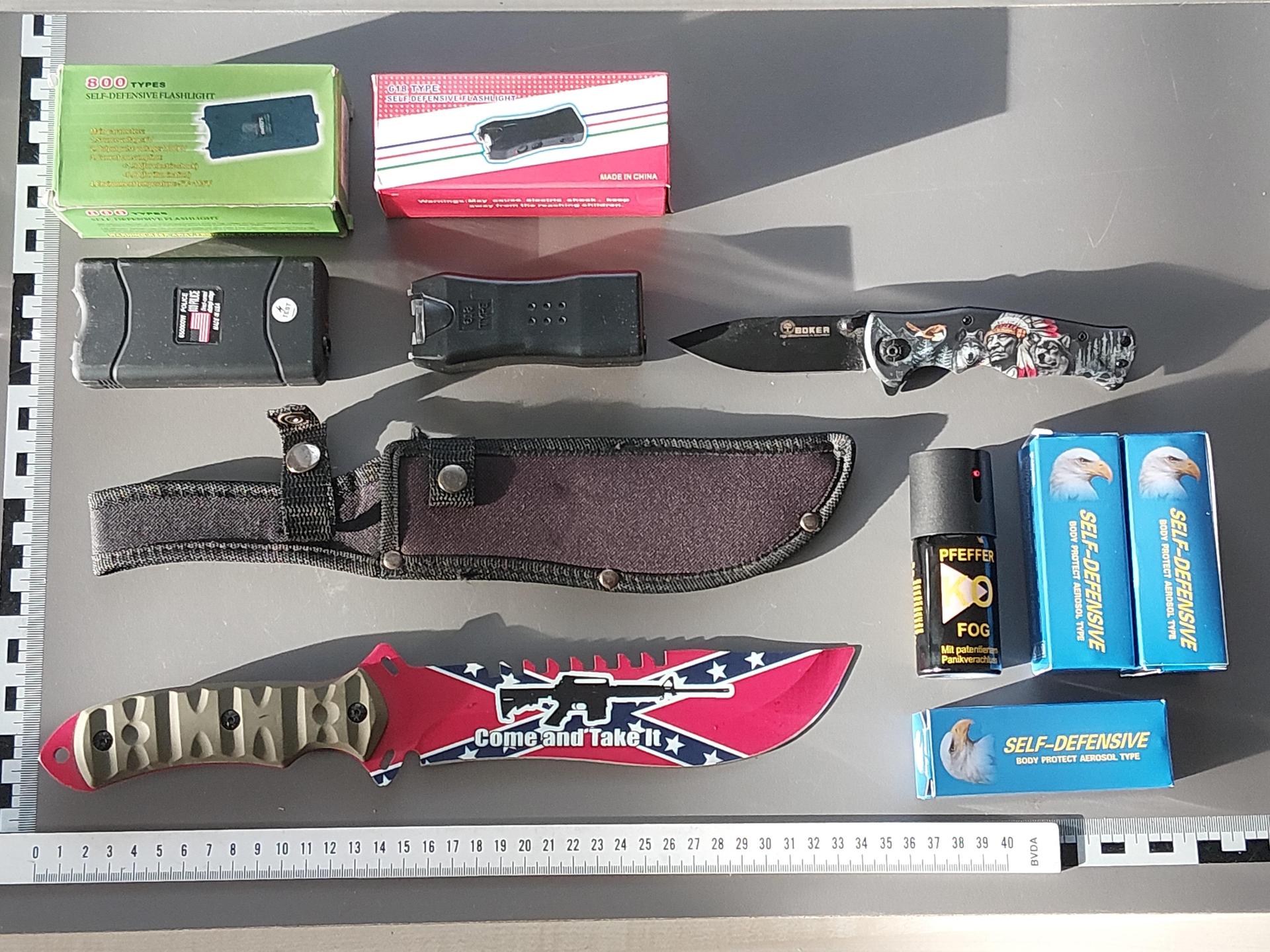 Die Polizei hat bei einem Jugendlichen ein Arsenal an Waffen gefunden, als sie ihn an der Grenze kontrollierten. (Bild: Bundespolizei)