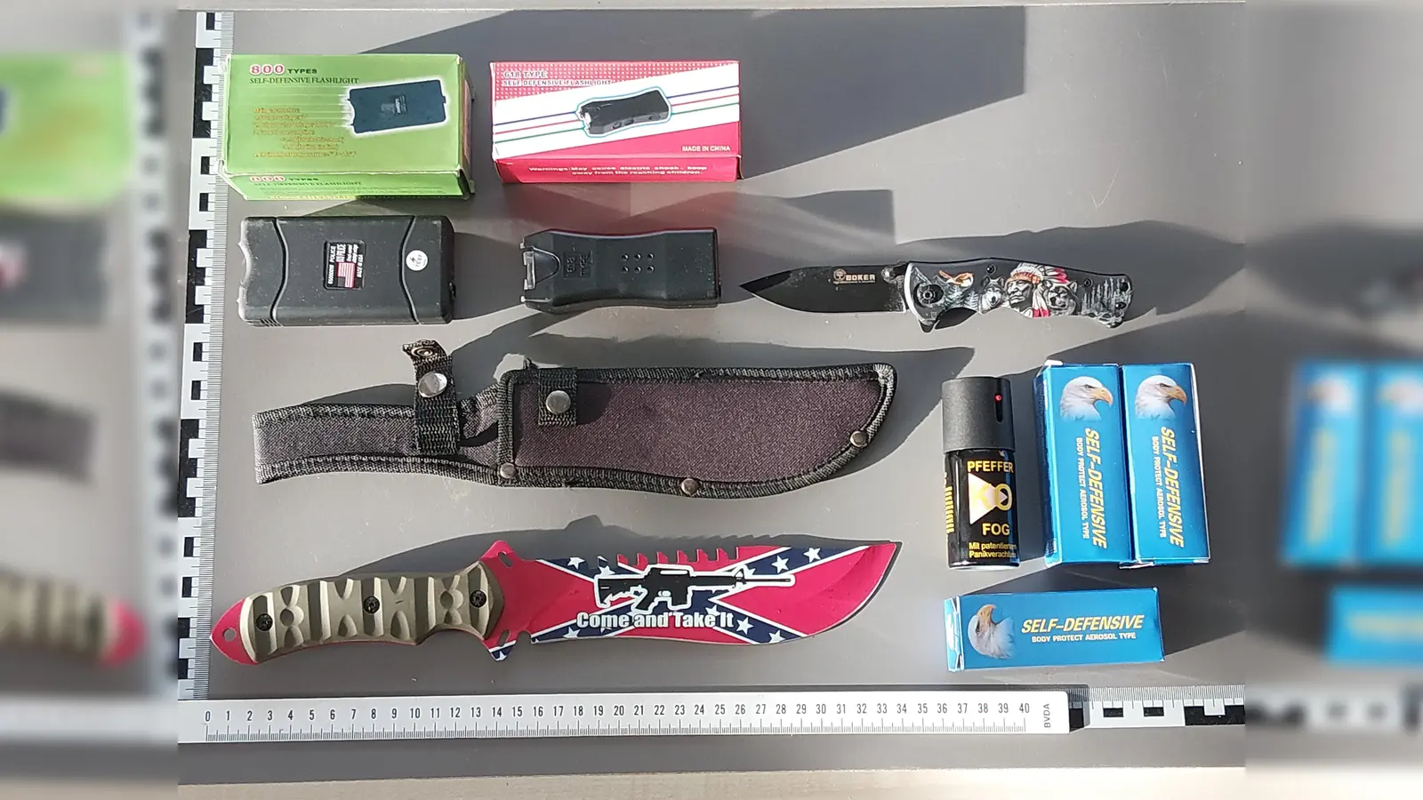 Die Polizei hat bei einem Jugendlichen ein Arsenal an Waffen gefunden, als sie ihn an der Grenze kontrollierten. (Bild: Bundespolizei)