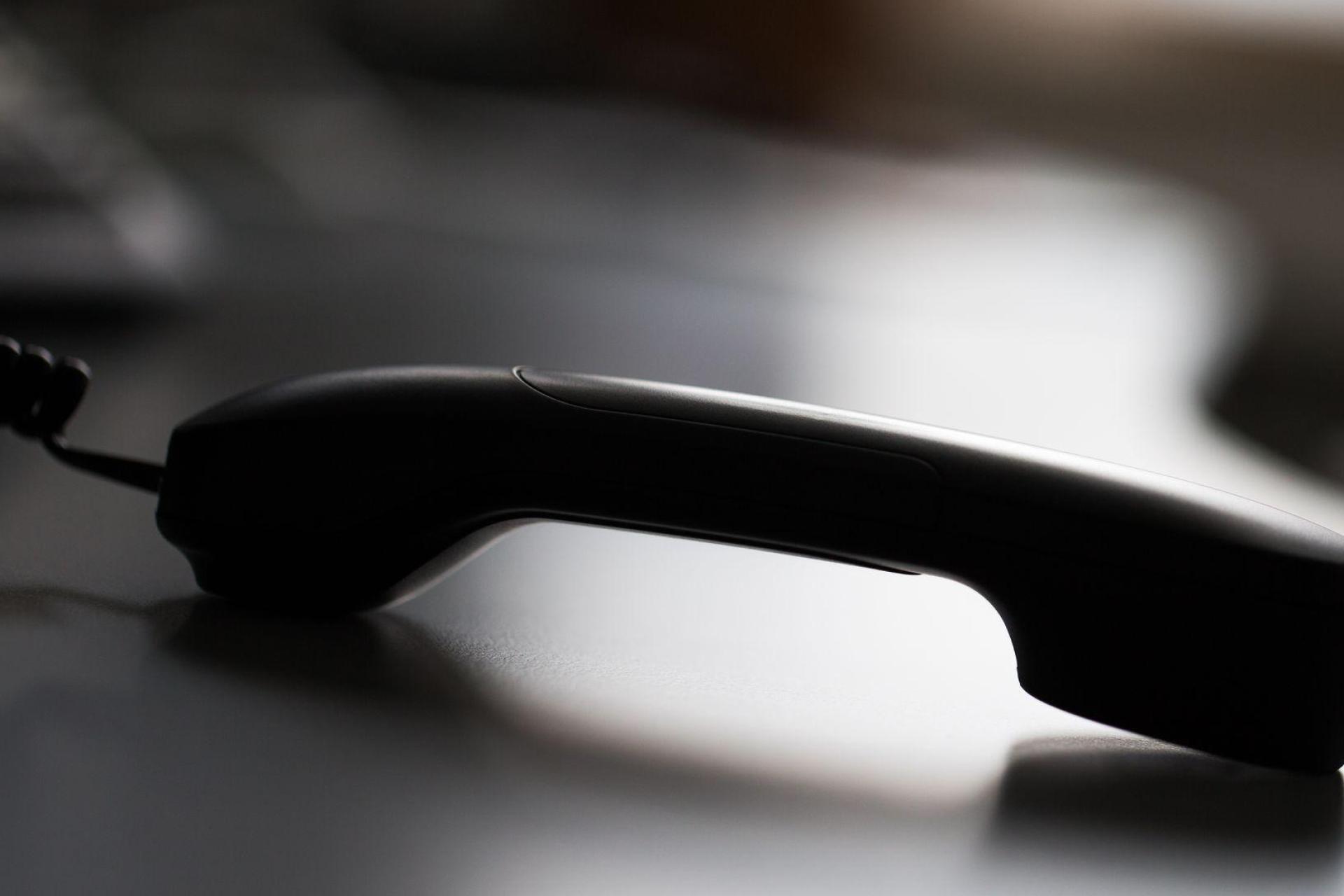 Telefonbetrüger sollen bei einem pensionierten Polizisten und dessen Ehefrau angerufen und sich als Polizeibeamte ausgegeben haben. (Symbolbild) (Bild: Rolf Vennenbernd/dpa)