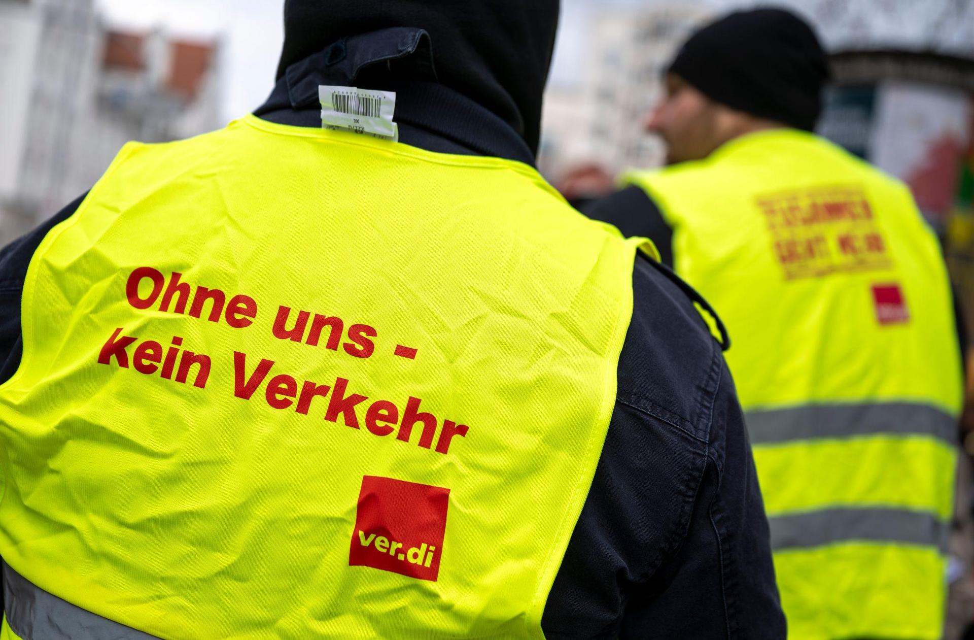 Im Tarifkonflikt im bayerischen Nahverkehr setzt die Gewerkschaft Verdi auf Warnstreiks. (Archivbild) (Bild: Peter Kneffel/dpa)