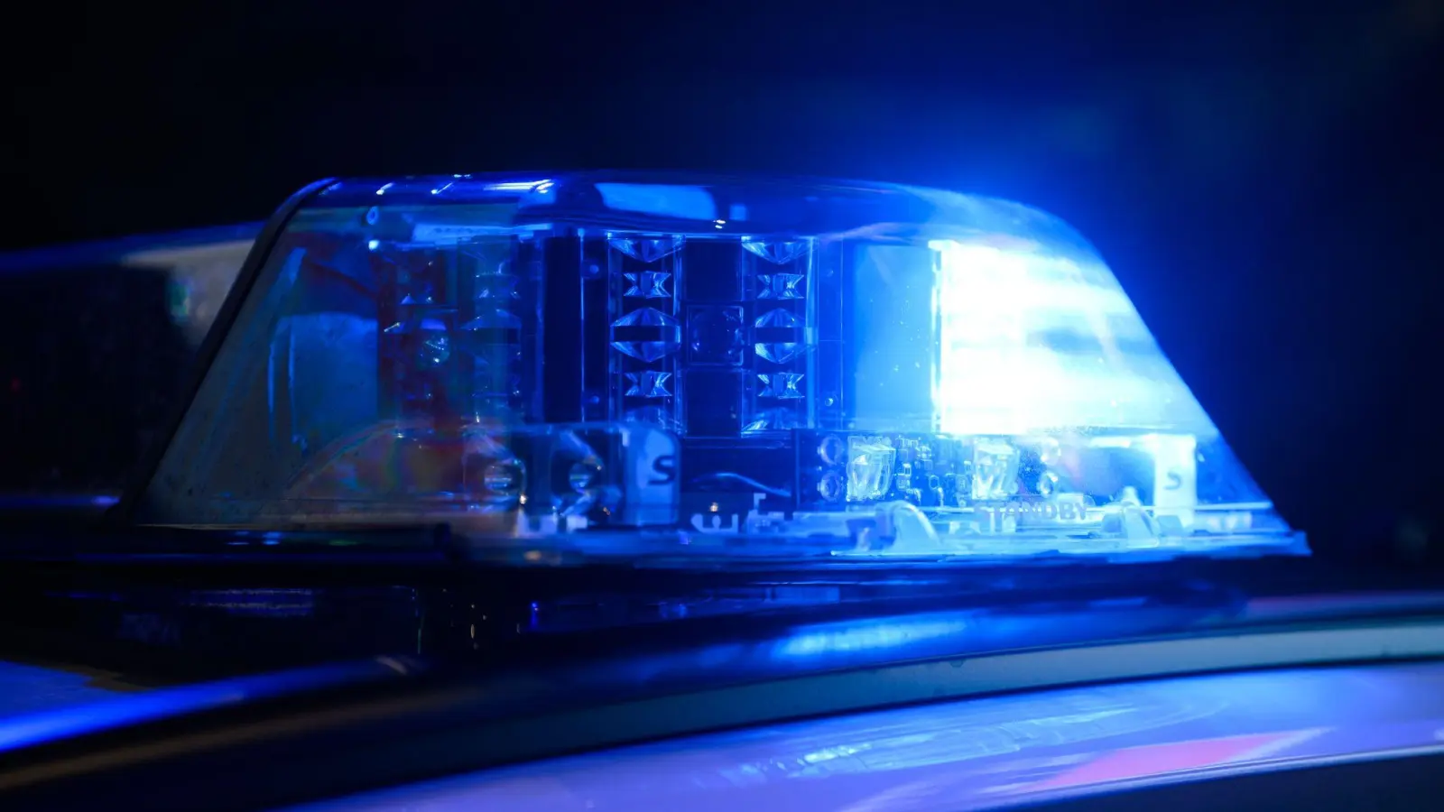 Zu zwei Unfallfluchten auf Supermarktparkplätzen in Altenstadt und Neustadt kam es in den vergangenen Tagen. (Symbolbild: Julian Stratenschulte/dpa)