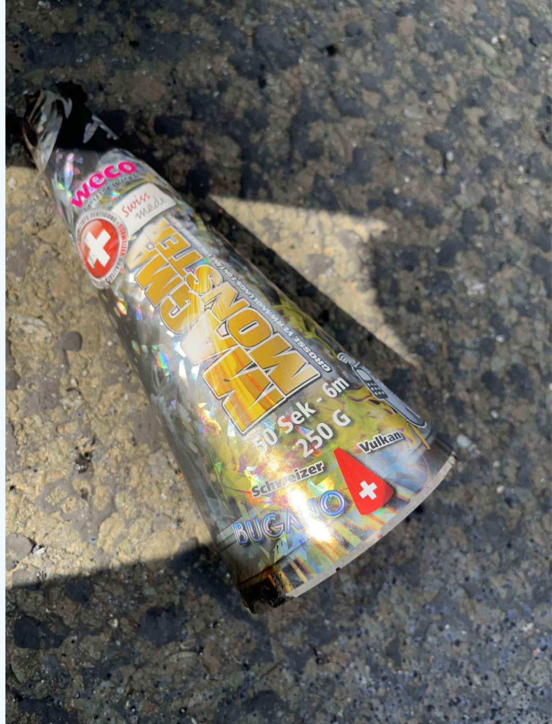 Ein Spaziergänger entdeckt einen Feldbrand in Altenstadt bei Vohenstrauß. Auf der Fahrbahn wurde ein abgebrannter Feuerwerkskörper, ein sogenannter Magma Monster, gefunden und sichergestellt.  (Bild: PI Vohenstrauß)
