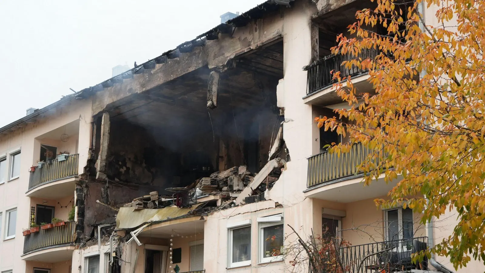 In einem Mehrfamilienhaus in Regensburg kam es in der Nacht zum Mittwoch zu einer Explosion und einem Brand.  (Bild: Felix Kirberg/dpa)