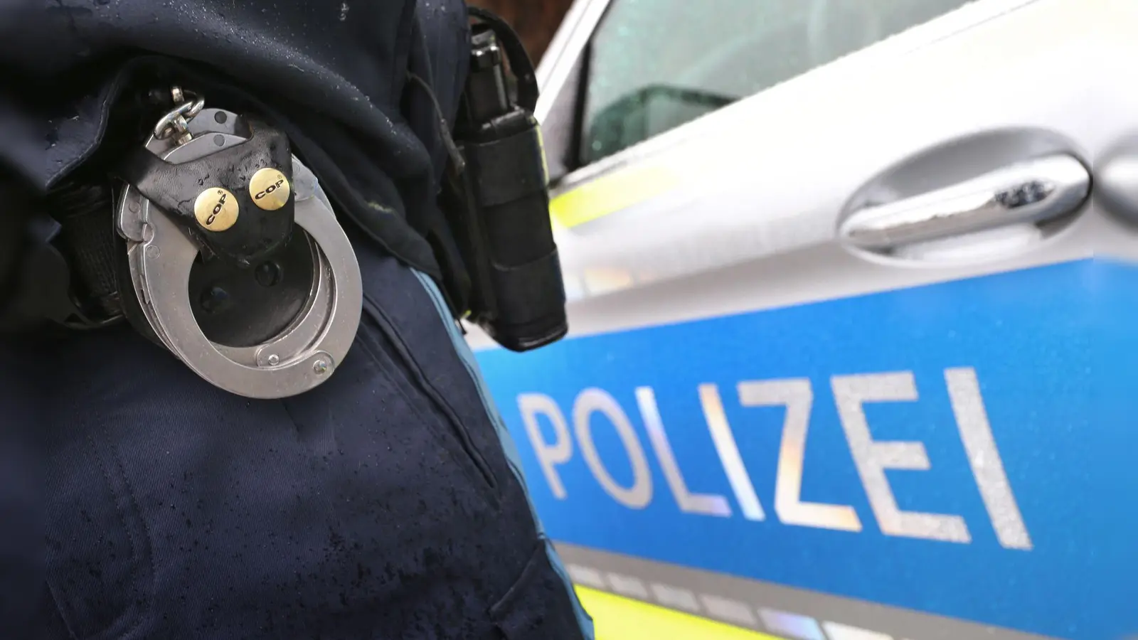 Ein Mann war aggressiv und hat sich mit Schieben und Drücken gegen einen Mitarbeiter gewehrt, nachdem er in einem Laden Ware mitnehmen wollte, ohne zu zahlen. (Symbolbild: Karl-Josef Hildenbrand/dpa)