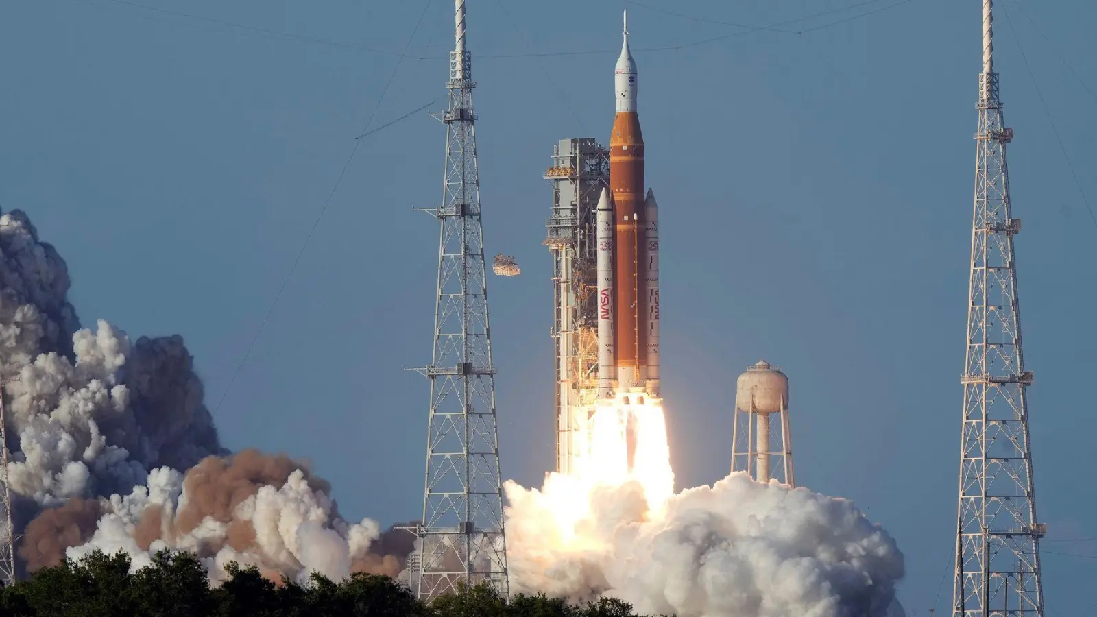 Erstmals seit mehr als 50 Jahren sind wieder Menschen auf dem Weg zum Mond.D (Bild: Chris O'Meara/AP/dpa)