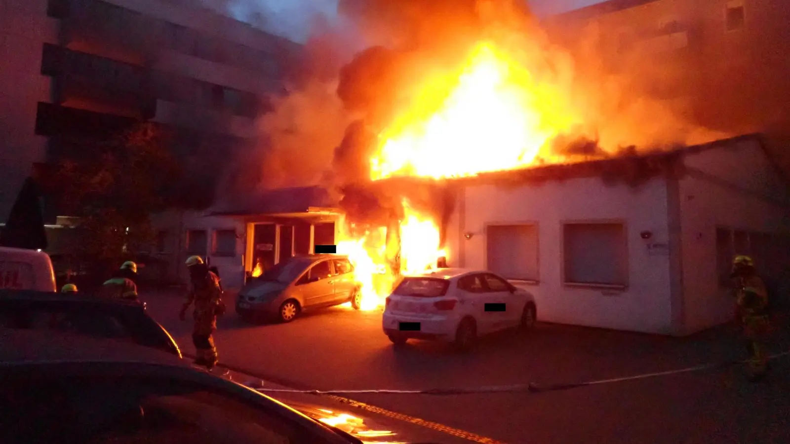 Mehrere Feuerwehren der Stadt Regensburg bekämpften am Samstagmorgen ein Feuer im Nebengebäude einer Firma.  (Bild: Berufsfeuerwehr Regensburg)