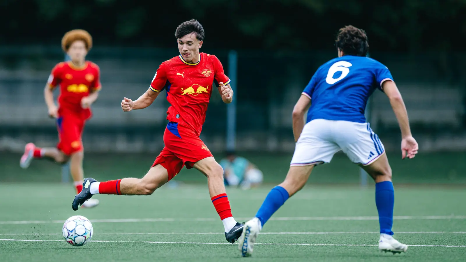 Leipzigs Toni Langsteiner (Mitte) zuletzt bei seinem Comeback nach Verletzungspause im Spiel der Youth-League bei Como 1907. (Bild: RB Leipzig)