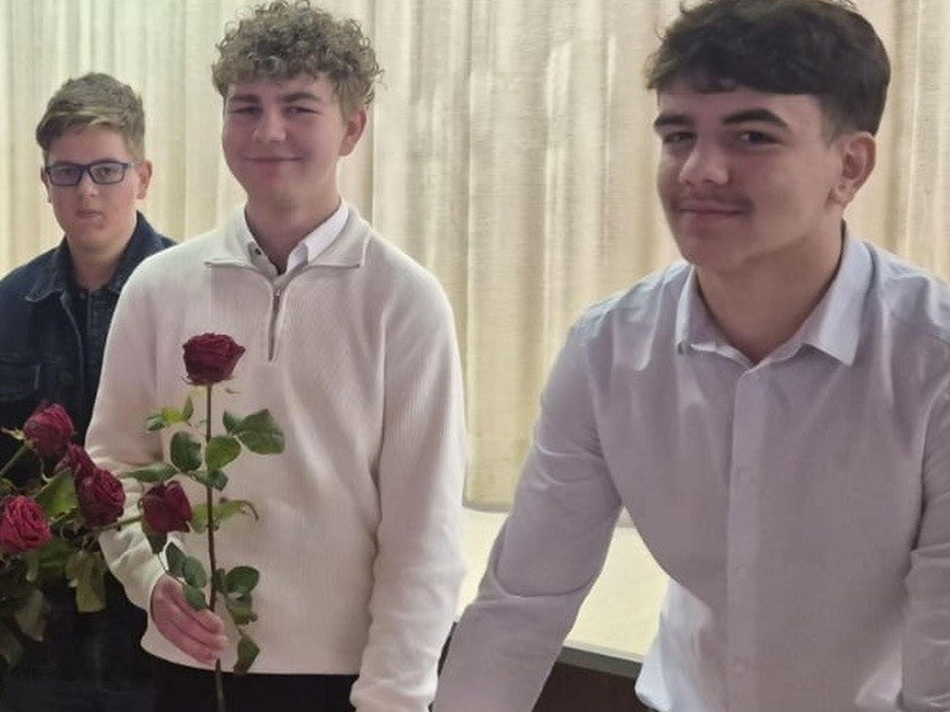 Anlässlich des Valentinstages präsentierten sich die Schülersprecher in der Aula in feinem Gewand und verkauften rote Rosen. Über weitere Aktionen der Schülermitverantwortung (SMV) kann man sich am Tag der offenen Tür informieren.  (Bild: Corinna Cavur)