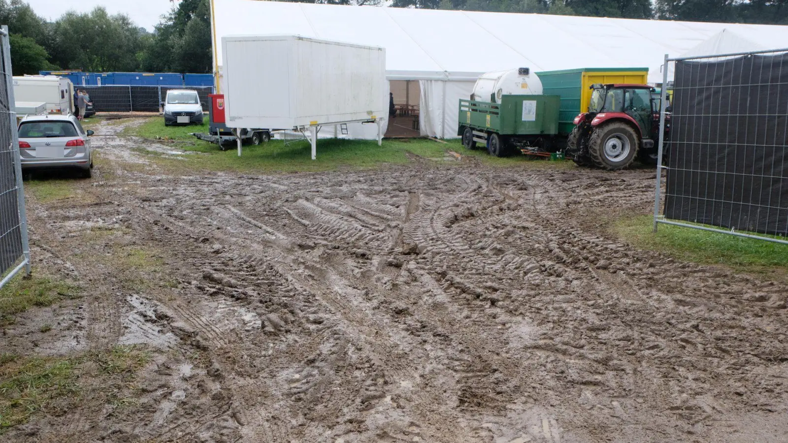 Matsch auf der Zufahrt zum Festzelt der Flosser Kirwa. Der viele Regen zwang die Veranstalter zum Umplanen bei den Parkplätzen. (Bild: le)