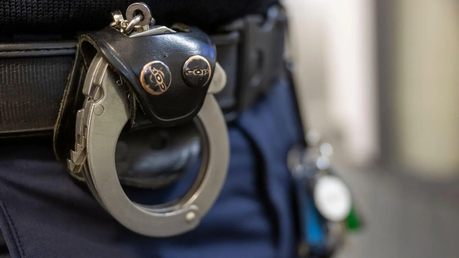 Nach einem Tötungsdelikt im oberpfälzischen Waldsassen ermittelt die Polizei gegen einen 67-Jährigen. (Symbolbild: Peter Kneffel/dpa)