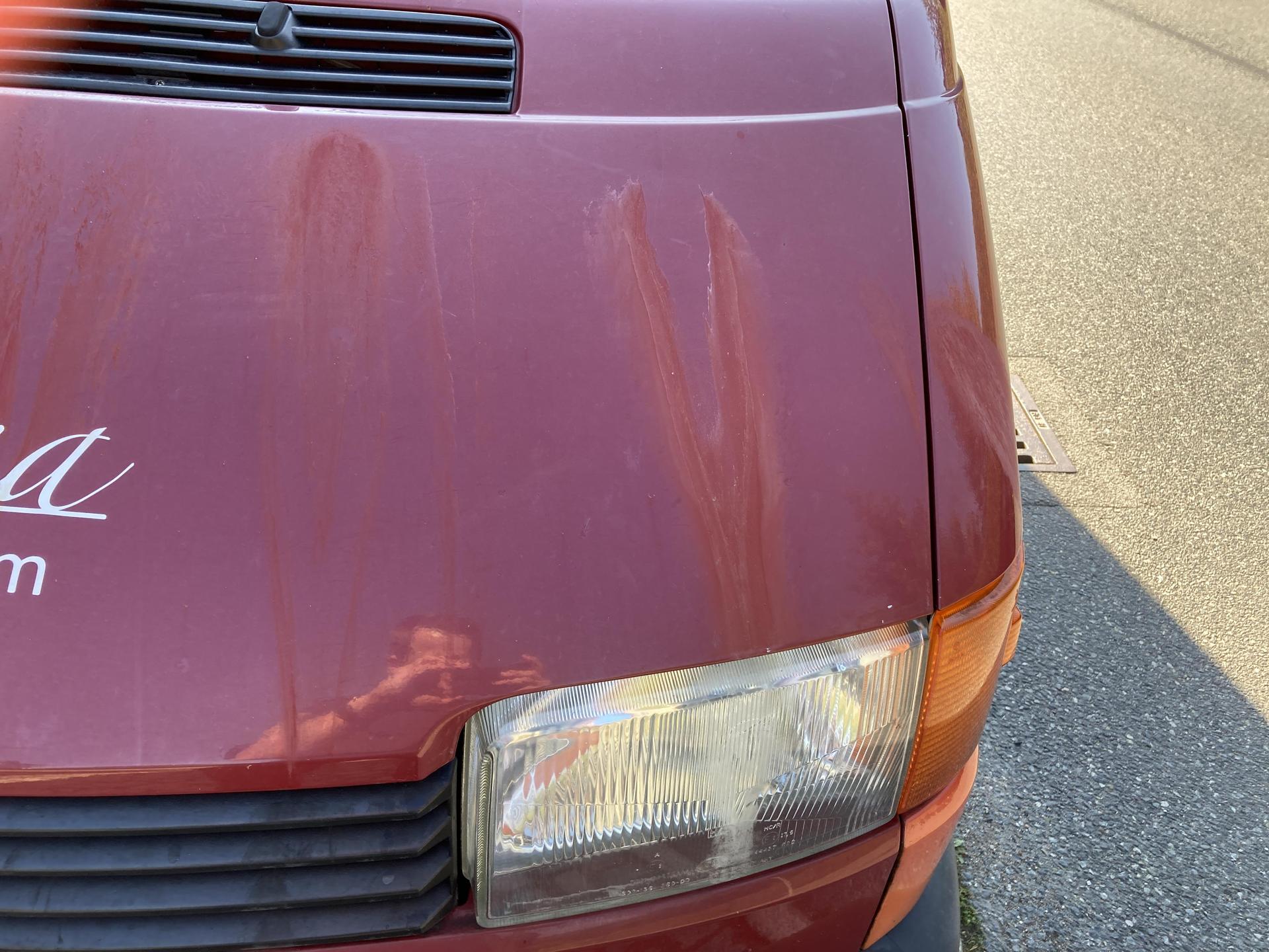 Ein Unbekannter hat einen VW-Bus im Baugebiet Kapellenberg in Flossenbürg mit ätzender Flüssigkeit beschädigt. (Bild: Polizeiinspektion Neustadt/WN)