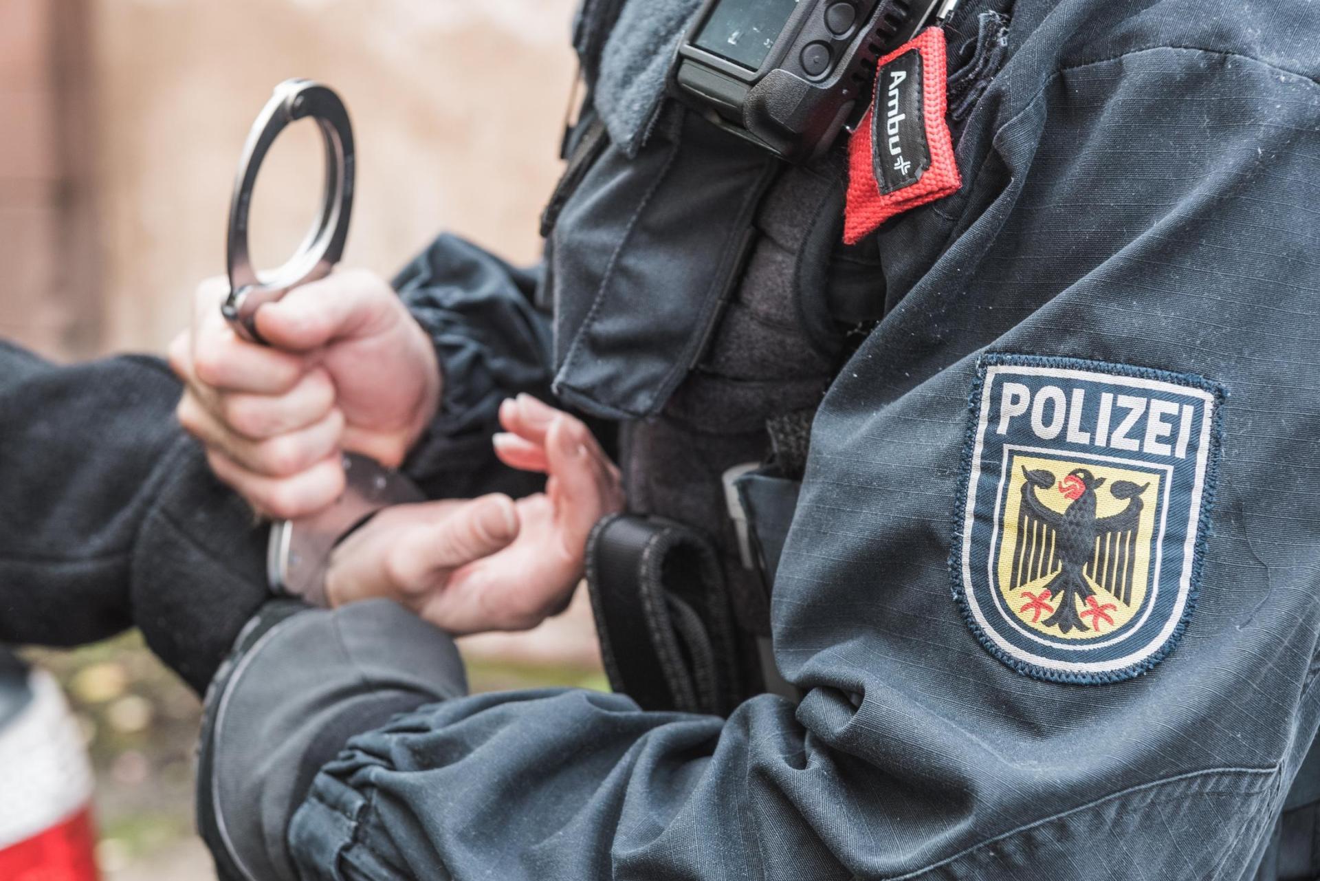 Zwei per Haftbefehl gesuchte Männer wurden bei Grenzkontrollen an der A 6 bei Waidhaus festgenommen. (Symbolbild: Bundespolizei)