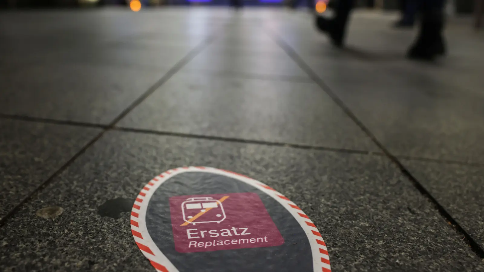 Wegen Bauarbeiten fallen bis Oktober einige Oberpfälzer Zugverbindungen aus. Stattdessen sollen Busse fahren, wie die Länderbahn informiert. (Symbolbild: Oliver Berg/dpa)