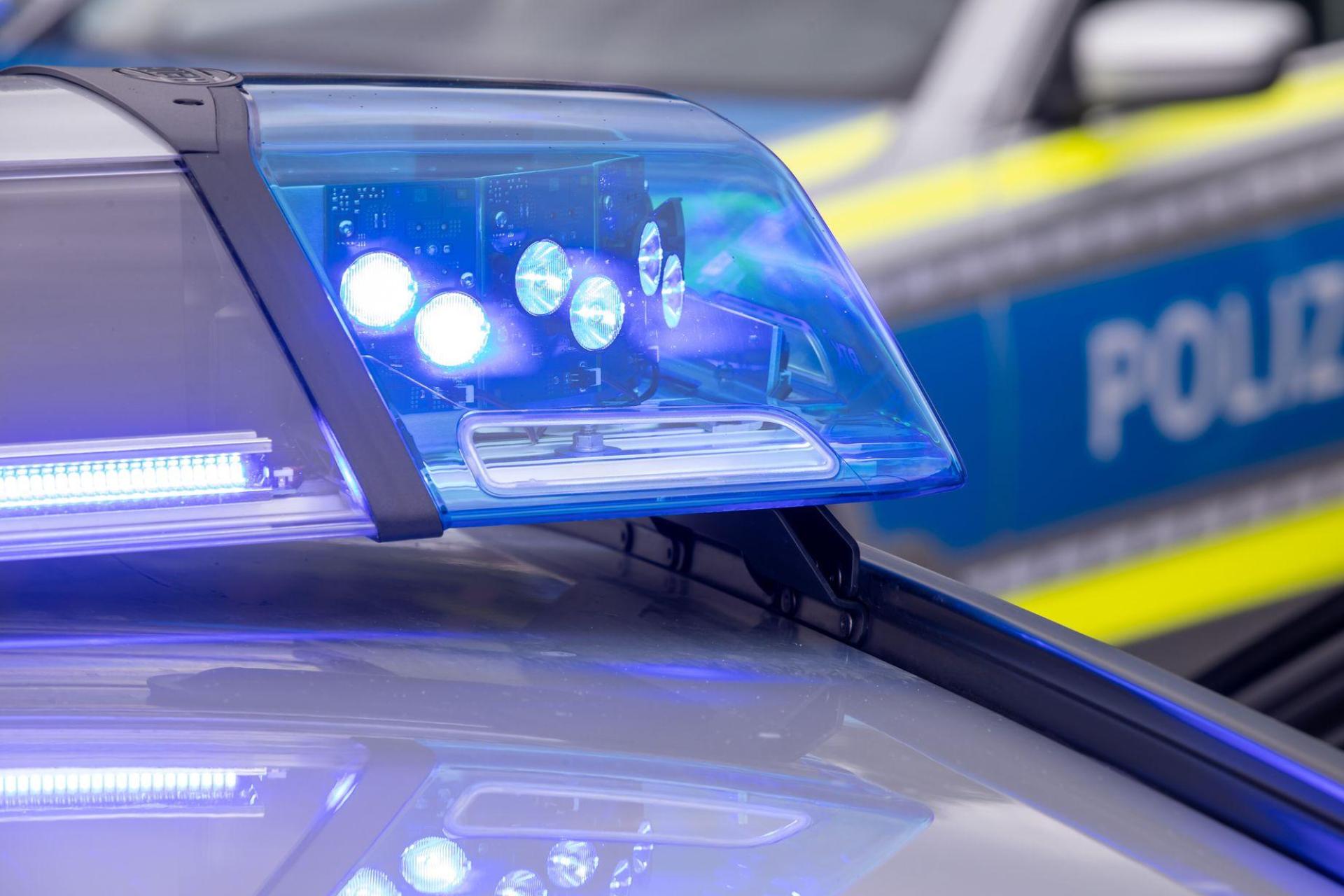 Polizeikräfte schauen sich derzeit in dem Gebäude um, in dem sich eine Grund- und eine Mittelschule befinden. (Symbolbild) (Bild: Daniel Karmann/dpa)