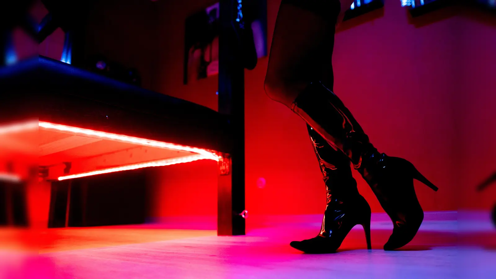 Das neue Prostitutionsverbot in Schwandorf hat eine 34-Jährige anscheinend nicht mitbekommen. Sie erwartet nun eine Strafe. (Symbolbild: Hauke-Christian Dittrich/dpa)