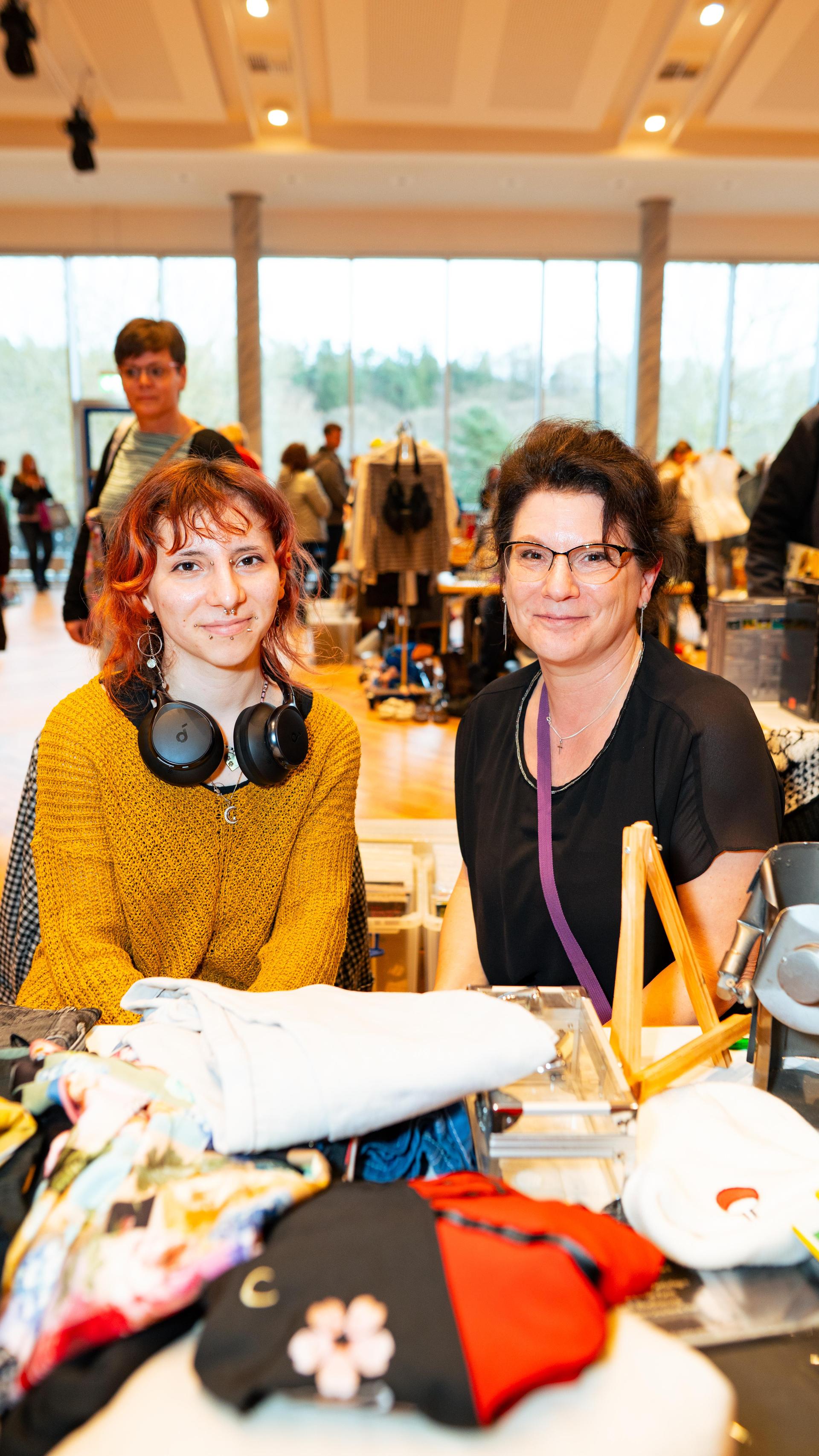 Beim Nachtflohmarkt am Freitag in Neustadt/WN herrschte bis 22 Uhr reges Treiben. (Bild: Hannes Stock)