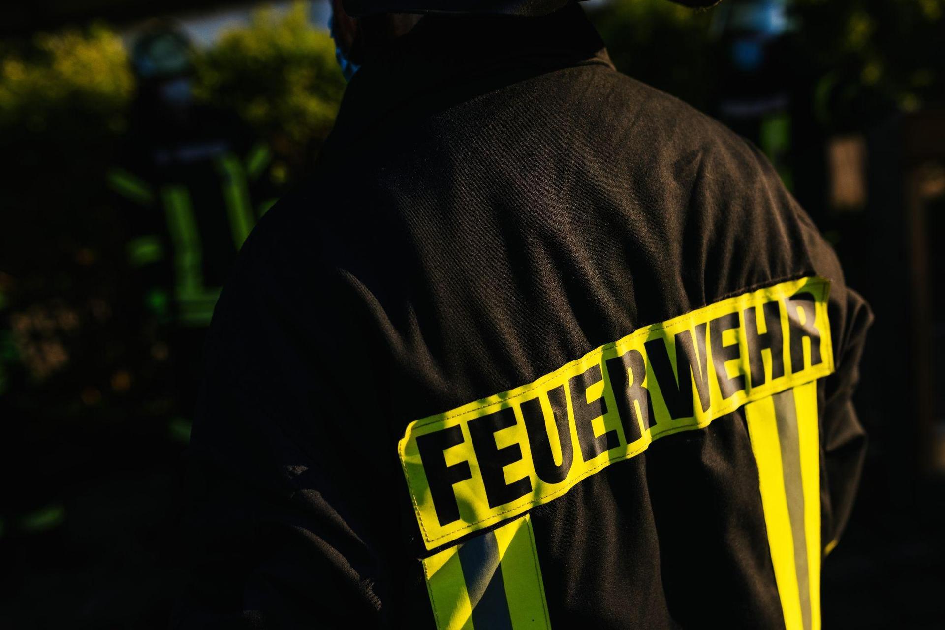 Die Feuerwehr machte die Fahrbahn frei. (Symbolbild: Philipp von Ditfurth/dpa)