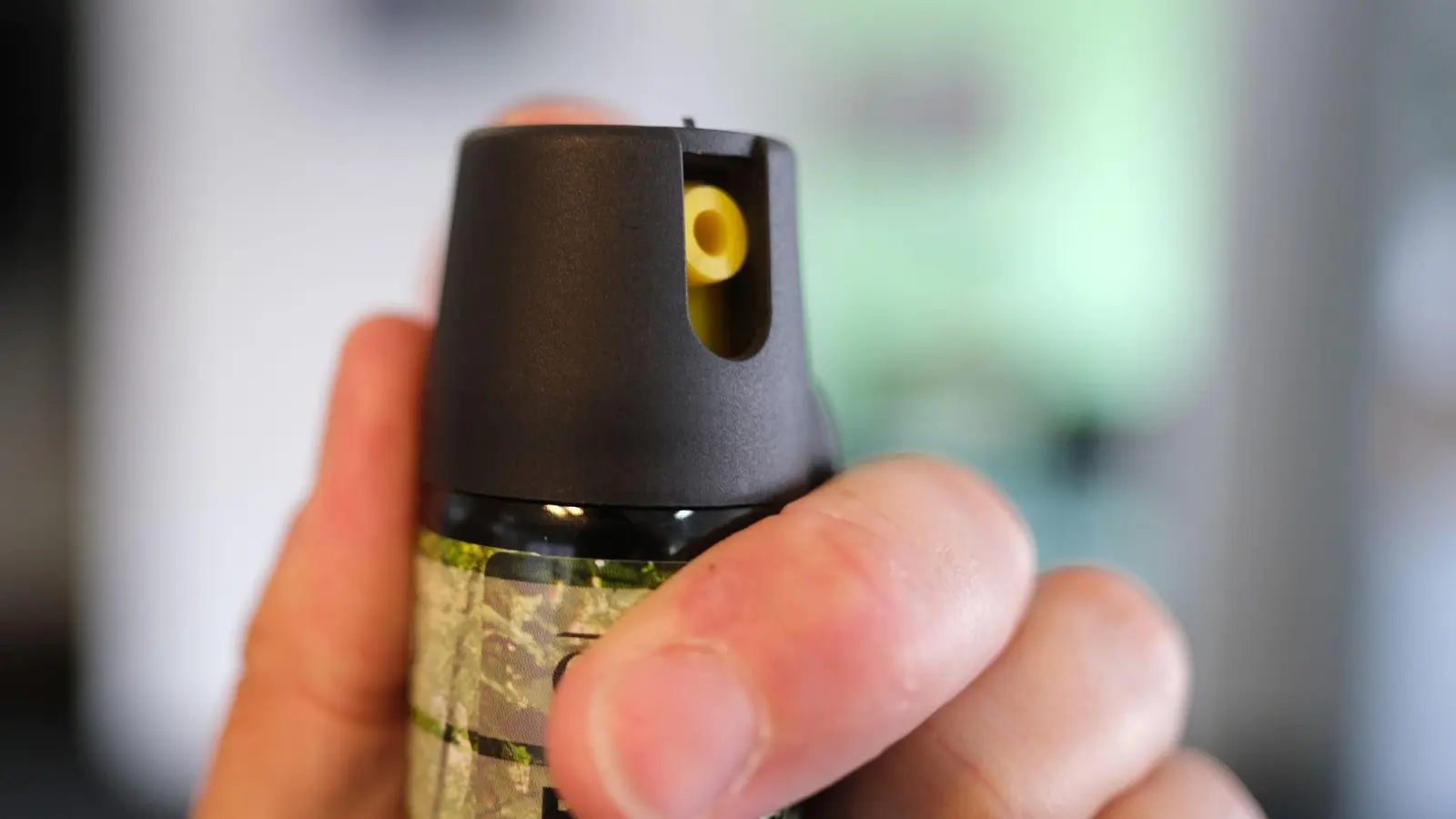 Einen Pfefferspray-Einsatz meldet die Polizei von der Kirwa in Pfreimd.<br> (Symbolbild: Bernd Weißbrod/dpa)