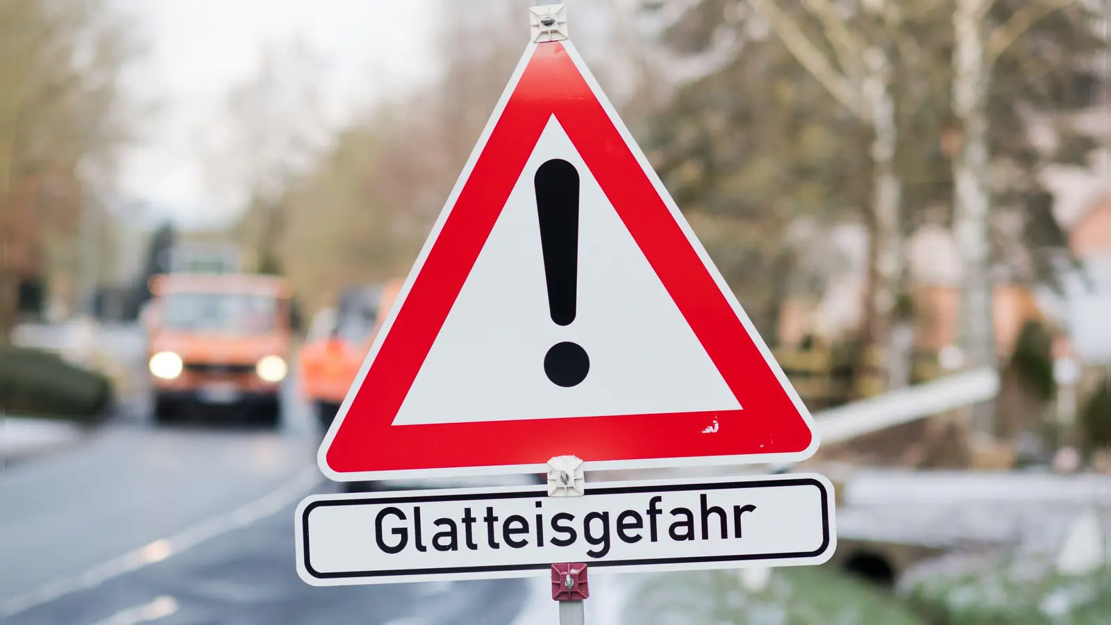 Am Sonntag könnte es in der Oberpfalz vielerorts glatt werden.  (Symbolbild: Julian Stratenschulte/dpa)