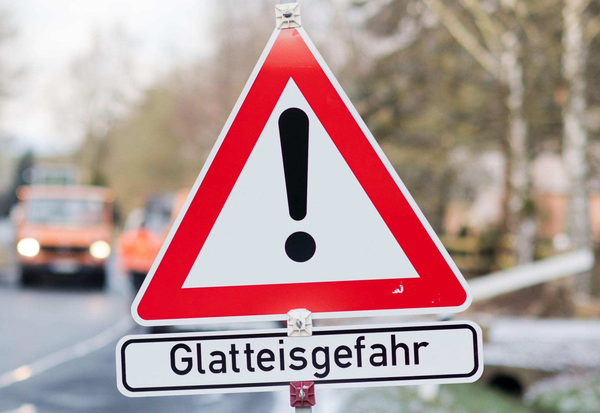 Am Sonntag könnte es in der Oberpfalz vielerorts glatt werden.  (Symbolbild: Julian Stratenschulte/dpa)