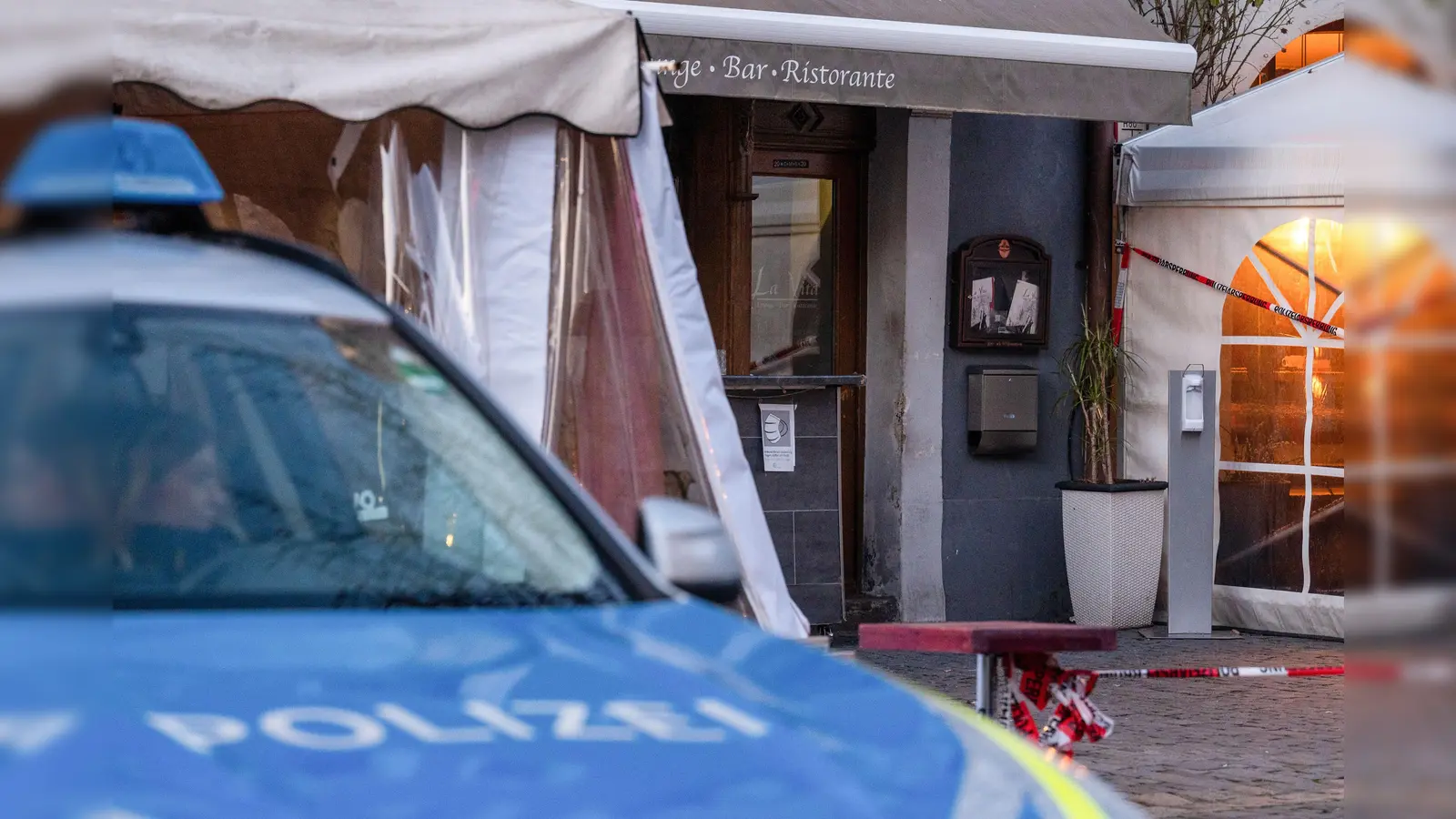 Der Champagner-Fall in einem Weidener Restaurant machte im Februar 2022 bundesweit Schlagzeilen. Acht Menschen erlitten durch eine mit Ecstasy versetzte Champagnerflasche schwere Vergiftungen, ein 52-jähriger Mann starb. Am 4. Dezember beginnt nun der Prozess gegen einen 46-jährigen Mann aus den Niederlanden am Landgericht Weiden.  (Archivbild: Armin Weigel/dpa)