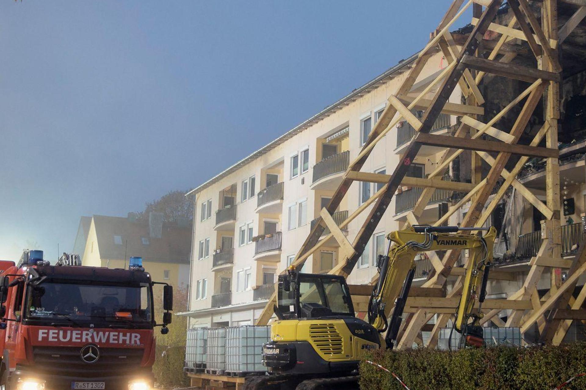 Mit einem Holzgerüst wurde das Gebäude stabilisiert. (Bild: Tizian Gerbing/dpa)