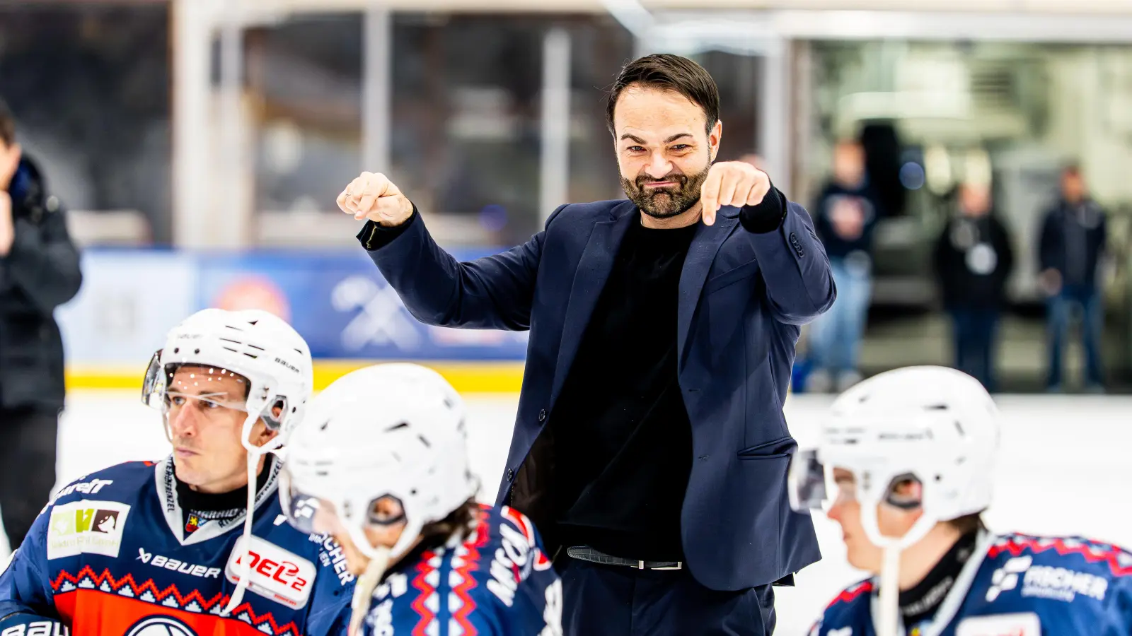 In einer Sonderfolge des „Powerplay”-Podcasts geht es um die Freistellung von Cheftrainer Sebastian Buchwieser.  (Archivbild: Werner Moller)