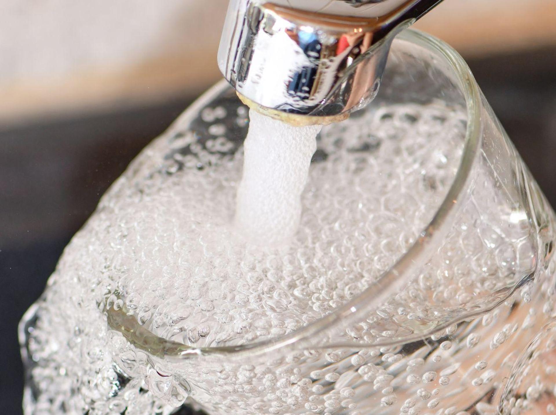 Trinkwasser abkochen: Dies gilt vorübergehend für mehrere Gemeinden und Ortsteile im Bereich Eschenbach. (Bild: Patrick Pleul/dpa-Zentralbild/dpa)