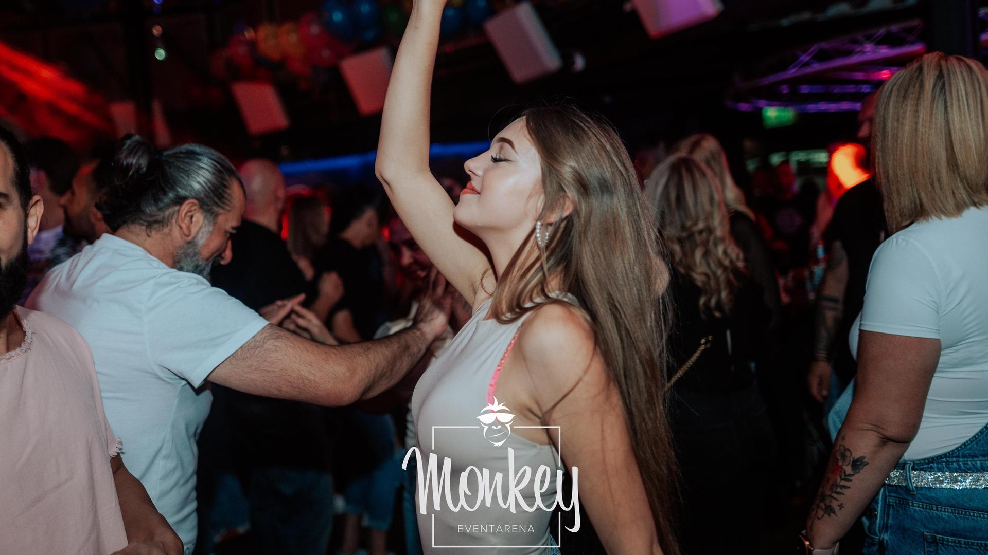 DJane Stella und DJ Roomman sorgen für den passenden Beat bei der Ü-30-Night im Monkey. (Bild: Sebastian Reiter)
