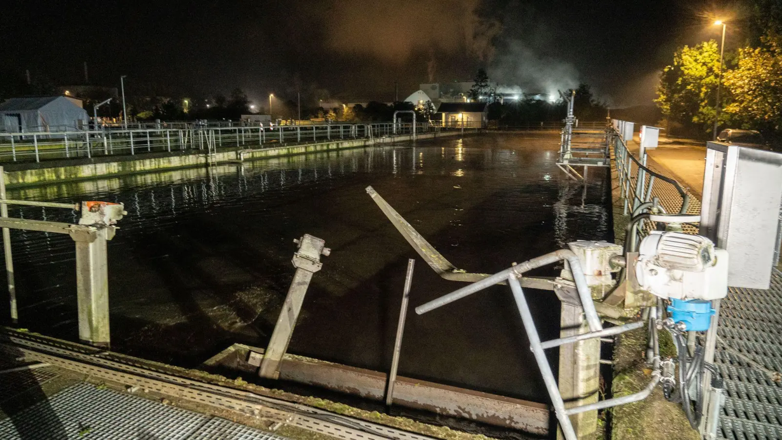 Der Schaden an der Kläranlage könnte laut Polizei erheblich sein. (Bild: Ferdinand Merzbach/NEWS5/dpa)