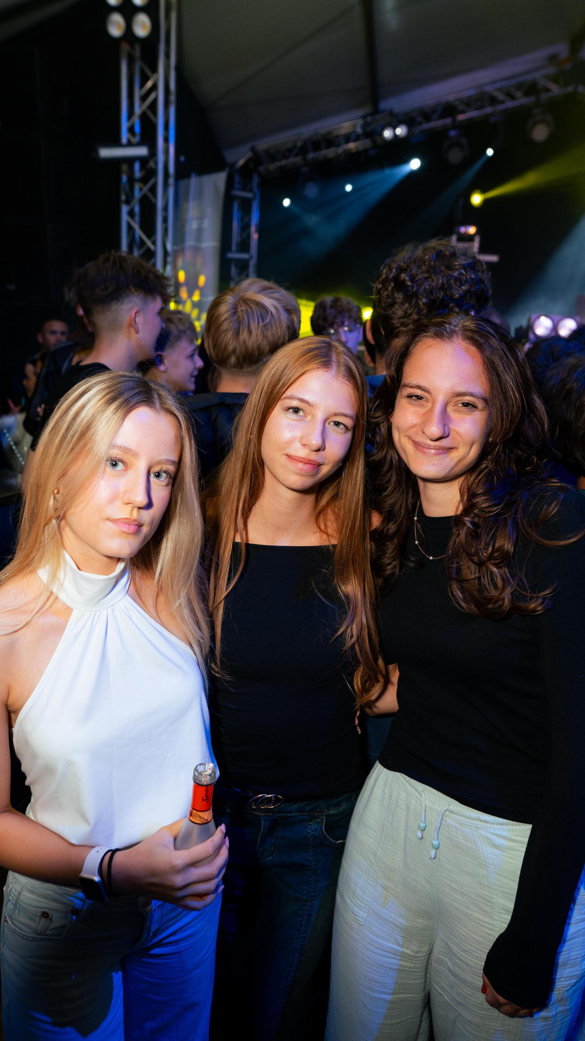 DJ Dollar Bill heizt das Festzelt ein. (Bild: Hannes Stock)