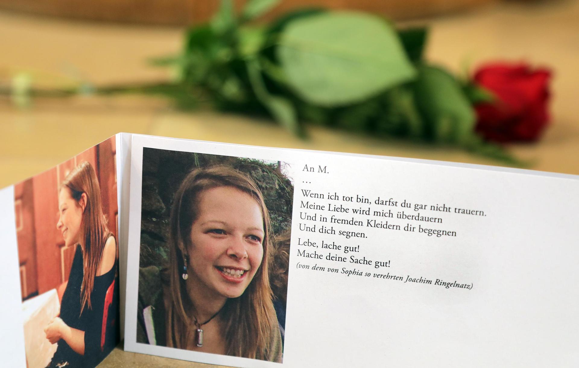 Mit Fotos und einem Ringelnatz-Gedicht hatten sich Angehörige und Freunde von Sophia Lösche im Sommer 2018 bei einer bewegenden Trauerfeier von der ermordeten Studentin verabschiedet. Wegen eines Facebook-Posts eines AfD-Abgeordneten aus Baden-Württemberg hat Sophia Lösches Bruder Andreas jetzt den Politiker angezeigt, wirft ihm vor, das Andenken an seine Schwester zu verunglimpfen.  (Archivbild: Wolfgang Steinbacher)